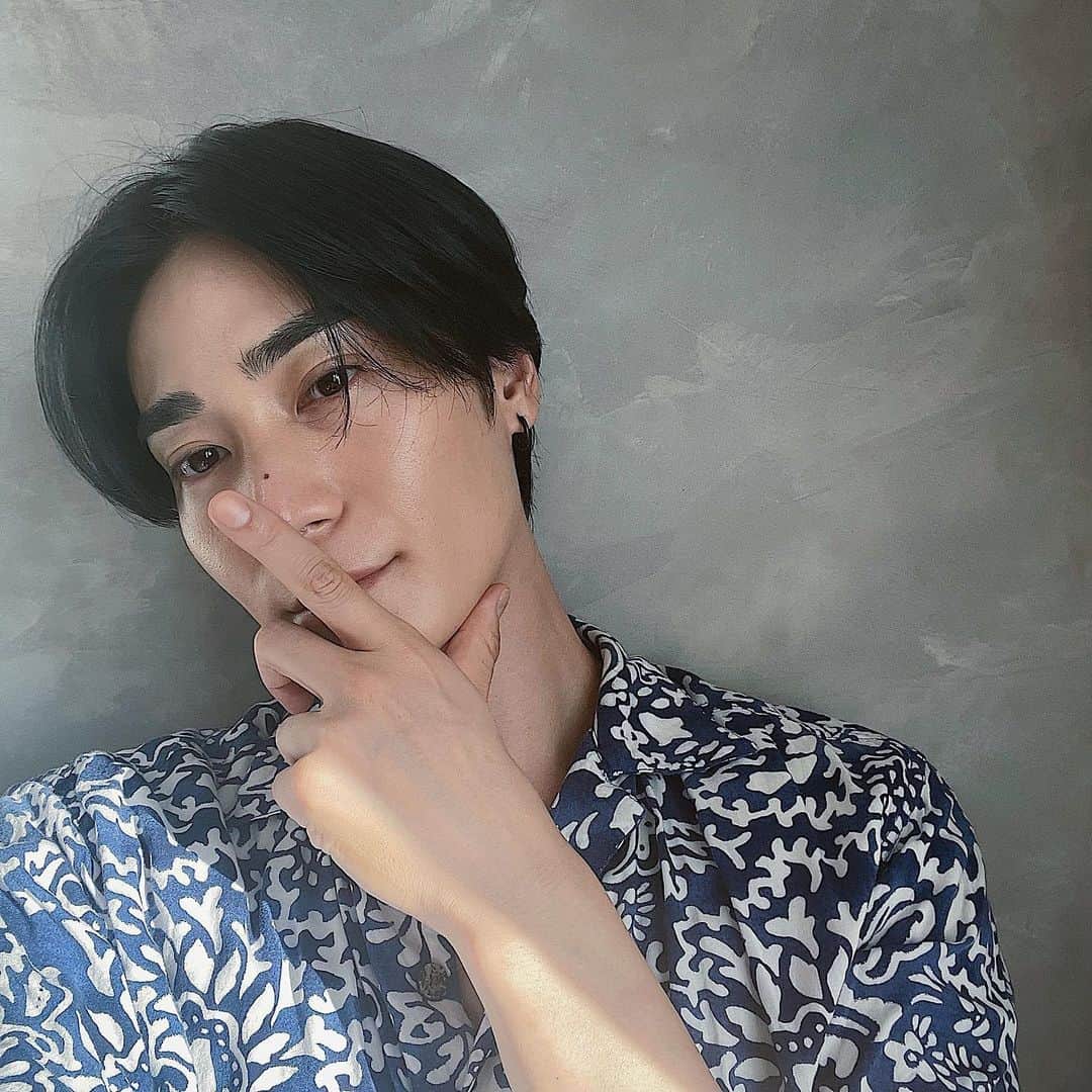 町井祥真のインスタグラム：「・ ・ ・ 最近肌の調子が良い。  日頃からの生活習慣はもちろんだけど、やっぱり自分に合ったスキンケアが大事。  レチノール、セラミド、ビタミンCは美肌に欠かせない。  特に今年は"レチノール"が美容トレンド。  僕が作ったTooBのナチュラルスキンセラム @toob__official は日中使用も可能で副反応が起きづらい、次世代レチノールを0.5%高濃度配合したレチノールファンデーションです。  薄付きで素肌に近い仕上がりになるので濃いメイクが苦手な方や、男性にも使いやすい✨  日焼け止めの効果もあるので肌を綺麗に補正しながら日中の日焼け防止・スキンケアが可能です。  レチノールは続けて取り入れていく事で効果が実感されていくので、騙されたと思って使い続けてみて下さい😌  #TooB#ナチュラルスキンセラム#レチノール#次世代レチノール#ファンデーション#美容液下地#美容男子」