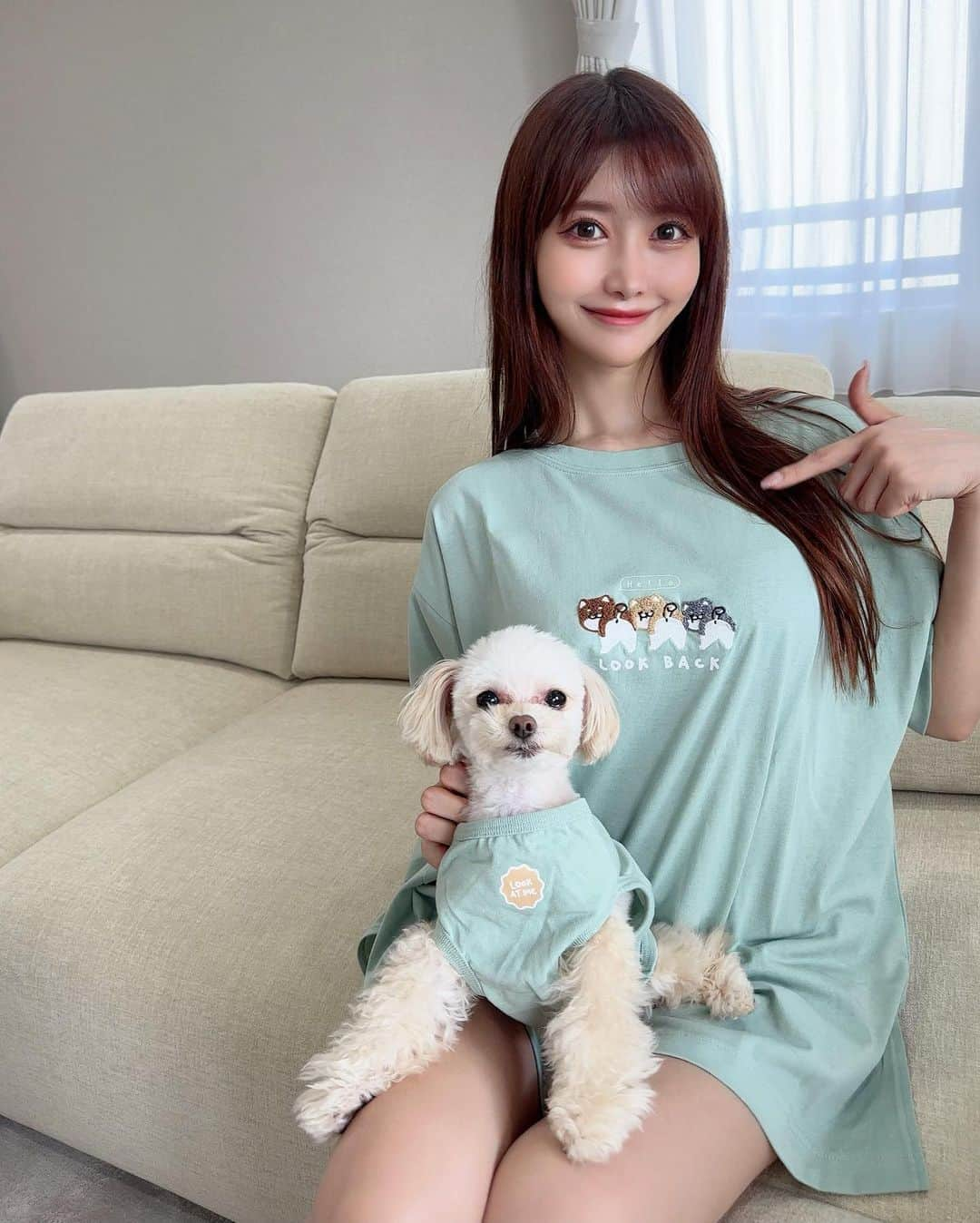 MAYUのインスタグラム：「. おうち時間🐶🪴🩵 . ねぇねぇ、みてー😆！！ きなちゃんとお揃いのお洋服なのっ🩵 @asknowasplus  お揃いのお洋服持ってなかったから とっても嬉しくてテンションあがる🥺💐 . これからいっぱいお揃い増やしていきたいな〜🐶💖 . . #ootd#fashion#dog#mydog#mybaby#doglover#instadog#お揃い#お揃いコーデ#おそろいコーデ#愛犬#ちわぷー#チワプー#チワプー男の子#mix犬#愛犬との暮らし#愛犬との時間」