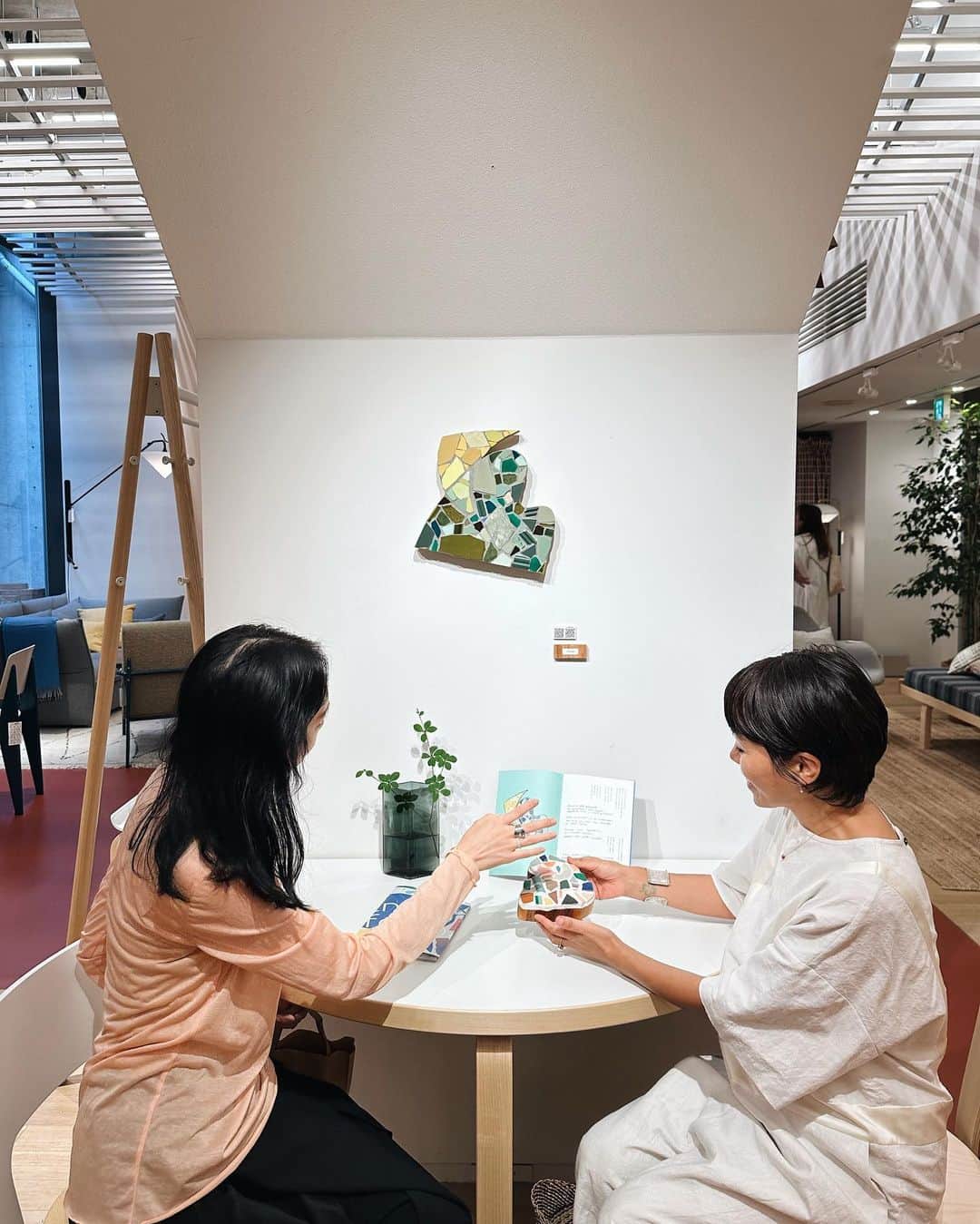 早坂香須子さんのインスタグラム写真 - (早坂香須子Instagram)「2014年にフィンランド・ヘルシンキへ旅した時に出会った若きグラフィックデザイナー、AYA IWAYAさんの個展  「『a living form』名のないキモチのカタチ展」  開催中のArtek Tokyo Storeへ行ってきました。  作品は、フィンランド人アーティストの詩によって表現された「まだ名前が与えられていない曖昧な感情」を、AYAさん自身の解釈を加えながら多治見のモザイクタイルによって視覚化したもの。  まずは作品を見て感じてから、詩を読み、考察し、再度作品を見て浮かび上がる最初との感覚や視点の違いが面白くて。  エンタメに溢れ、感想の答え合わせもAIに正解も求められる便利な時代だけど、言葉になる前の見えない（気持ち）で遊ぶのは、自分の内側が膨らむような豊かな時間でした。  フィンランドでは「自分で考える力」に重点を置く教育がベースにあり、その結果が世界幸福度ランキング1位の国に繋がっていると考えられているそうです。  AYAちゃんはこれまでに、私がディレクションした入浴剤のパッケージデザインや、ブランドビジュアルなどのお仕事で、私の頭の中を見事に”見える形”にしてくれたのですが、それは技術やセンスはもちろん、「考える力」によって引き出されていたのですね。  フィンランドデザインに囲まれた空間で考える。とても贅沢な時間をぜひ体験してみて✨  　　　　　　⚪︎⚪︎⚪︎⚪︎⚪︎⚪︎⚪︎  フィンランドを代表する日本人グラフィックデザイナーAYA IWAYA 日本で初となる個展「『a living form』名のないキモチのカタチ展」   東京・表参道Artek Tokyo Store（アルテック 東京ストア）で8月28日まで開催中です。  #アルテック#フィンランド#デザイン#ayaiwaya#artek#art」8月13日 18時02分 - kazukovalentine