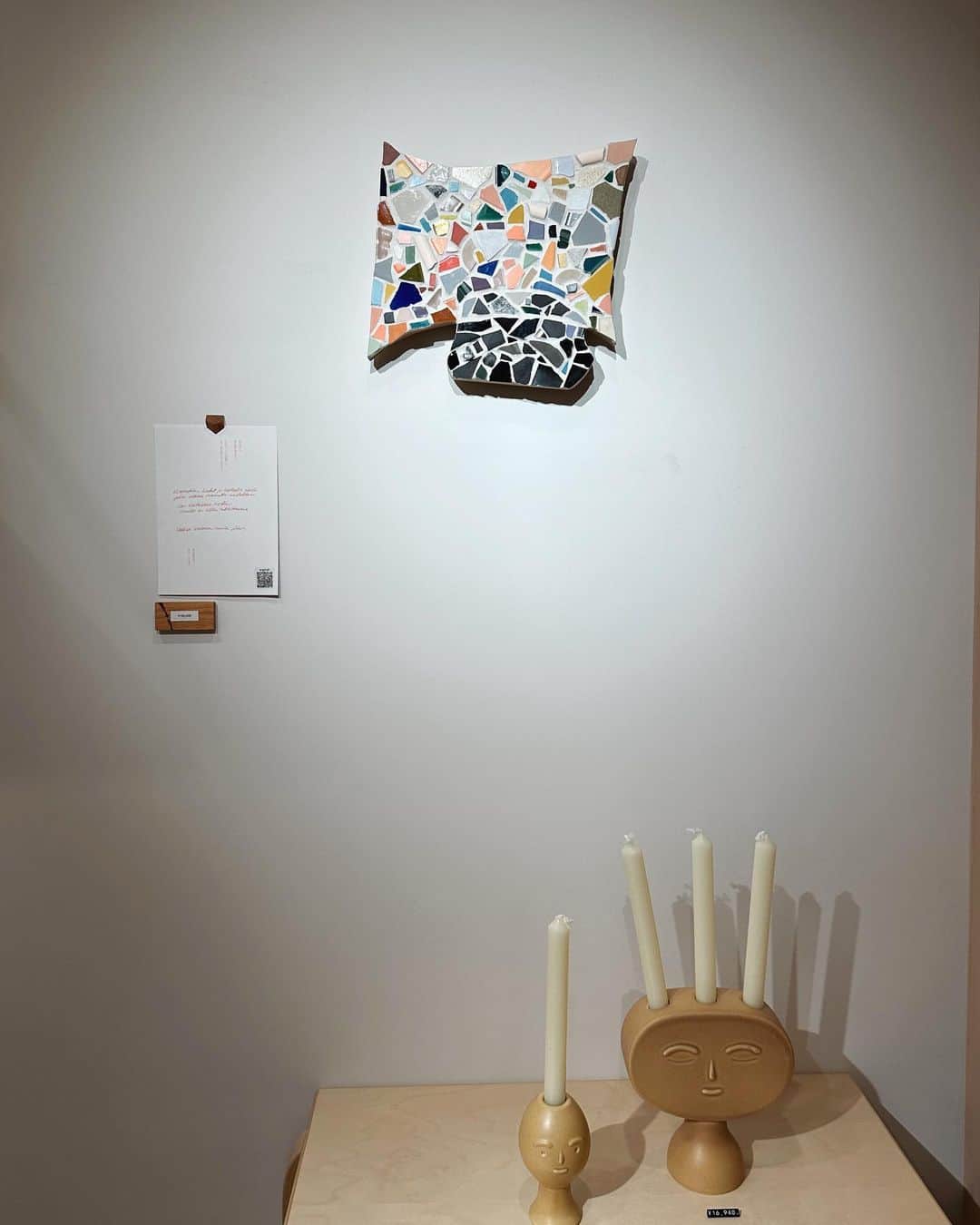 早坂香須子さんのインスタグラム写真 - (早坂香須子Instagram)「2014年にフィンランド・ヘルシンキへ旅した時に出会った若きグラフィックデザイナー、AYA IWAYAさんの個展  「『a living form』名のないキモチのカタチ展」  開催中のArtek Tokyo Storeへ行ってきました。  作品は、フィンランド人アーティストの詩によって表現された「まだ名前が与えられていない曖昧な感情」を、AYAさん自身の解釈を加えながら多治見のモザイクタイルによって視覚化したもの。  まずは作品を見て感じてから、詩を読み、考察し、再度作品を見て浮かび上がる最初との感覚や視点の違いが面白くて。  エンタメに溢れ、感想の答え合わせもAIに正解も求められる便利な時代だけど、言葉になる前の見えない（気持ち）で遊ぶのは、自分の内側が膨らむような豊かな時間でした。  フィンランドでは「自分で考える力」に重点を置く教育がベースにあり、その結果が世界幸福度ランキング1位の国に繋がっていると考えられているそうです。  AYAちゃんはこれまでに、私がディレクションした入浴剤のパッケージデザインや、ブランドビジュアルなどのお仕事で、私の頭の中を見事に”見える形”にしてくれたのですが、それは技術やセンスはもちろん、「考える力」によって引き出されていたのですね。  フィンランドデザインに囲まれた空間で考える。とても贅沢な時間をぜひ体験してみて✨  　　　　　　⚪︎⚪︎⚪︎⚪︎⚪︎⚪︎⚪︎  フィンランドを代表する日本人グラフィックデザイナーAYA IWAYA 日本で初となる個展「『a living form』名のないキモチのカタチ展」   東京・表参道Artek Tokyo Store（アルテック 東京ストア）で8月28日まで開催中です。  #アルテック#フィンランド#デザイン#ayaiwaya#artek#art」8月13日 18時02分 - kazukovalentine