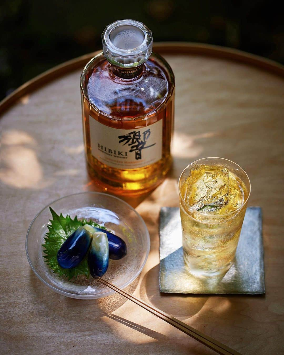 響 | SUNTORY WHISKY HIBIKIのインスタグラム：「. HIBIKI TIME ～二十四節気・立秋～  晩夏のひとときを堪能する。 Indulge in the refreshing moments of the end of summer.  #hibiki #響 #hibiki_time #二十四節気 #24seasons #立秋 #risshu #withnature #木漏れ日 #風鈴 #夏野菜 #summervegetable #夏 #summer #夏の光 #summer #sunlight」