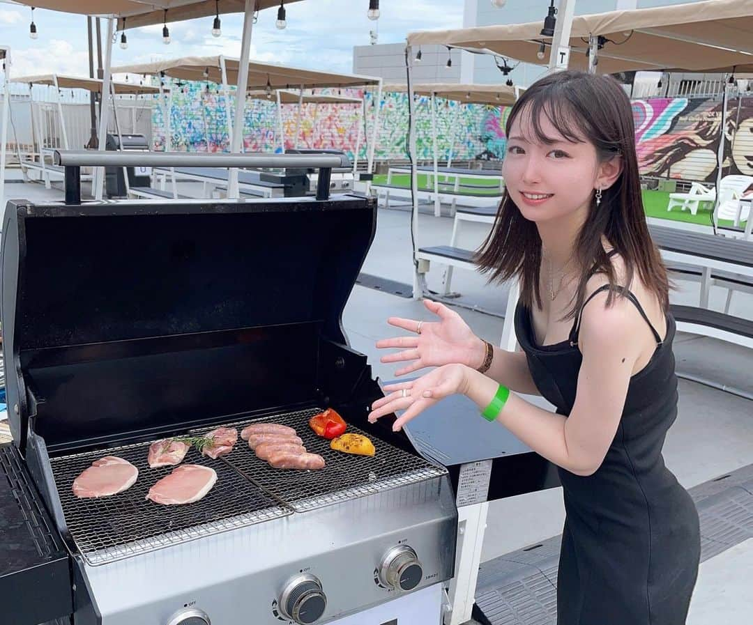 大崎菜々子さんのインスタグラム写真 - (大崎菜々子Instagram)「・ 【屋上BBQビアガーデン】BACK YARD -Roof Garden Minatomirai-に行ってきました✨  ワールドポーターズの屋上、 目の前に観覧車🎡が見える最高のロケーションでBBQビアガーデンが堪能できます！  BACK YARDカレーも美味しいよ♡🍛  是非夏の思い出に行ってみてください🍖  PR @backyard_minatomirai #ビアガーデン #バーベキュー #横浜バーベキュー #横浜グルメ #backyard_minatomirai #横浜ビアガーデン #みなとみらいディナー #横浜ディナー」8月13日 18時04分 - nanako_19970411