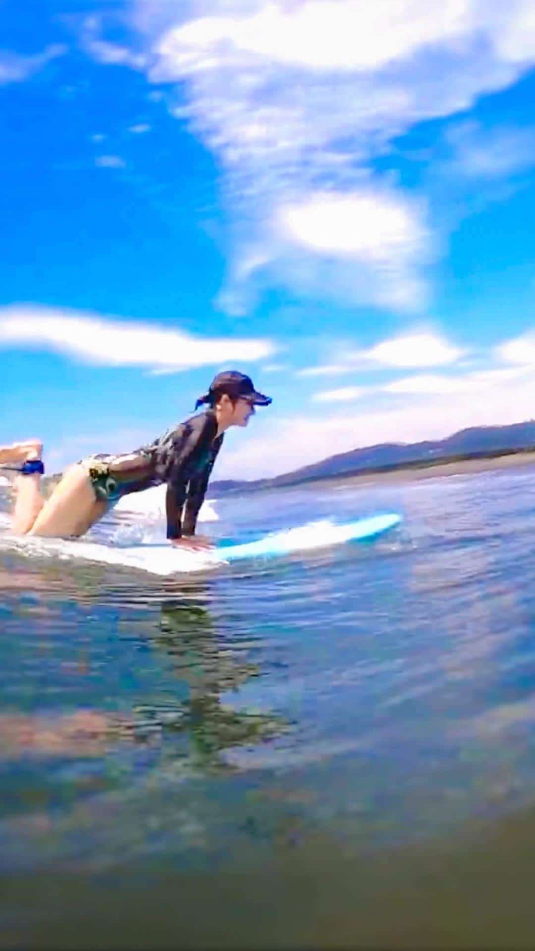 りほのインスタグラム：「Oceanサーフィン❤️🏄 今まではショートだったけど何年かぶりに復帰して長めの板に💕😆乗り方がまた違っておもしろい〜☺️  優雅に乗りたいのについ屈んでしまいがち🤣  波待ちしてても海に入るだけて癒されて元気もらえる💕😆 波に乗れた時はまたさらに気持ちいいし最高！😍  パドルの姿勢を直してもらったらテイクオフしやすくなった❤️☺️  サーフィンやりたくてまだチャレンジしてないって人はぜひサーフィンチャレンジしてみてー💕☺️最初はスクールでフルレンタルでお店の人に教えてもらうのがオススメだよ❤️😆  @THEWEST_SURF  #サーフィンレッスン #サーフィンスクール #サーフィン上手くなりたい #湘南サーフィンスクール #波乗り#サーフィン　#サーフィン女子 #サーフィン初心者 #サーフィンライフ #surfing #surfinglife #surf #surfgirl #surfer #surferlife #サーフスタイル #サーフガール #波乗り女子 #波乗り　#サーファーガール #サーファー#japansurf #surfingphotos #girlssurf #surfergirls #surferstyle #japanesegirl #shonanlife #夏休み　#syonan #海遊び」