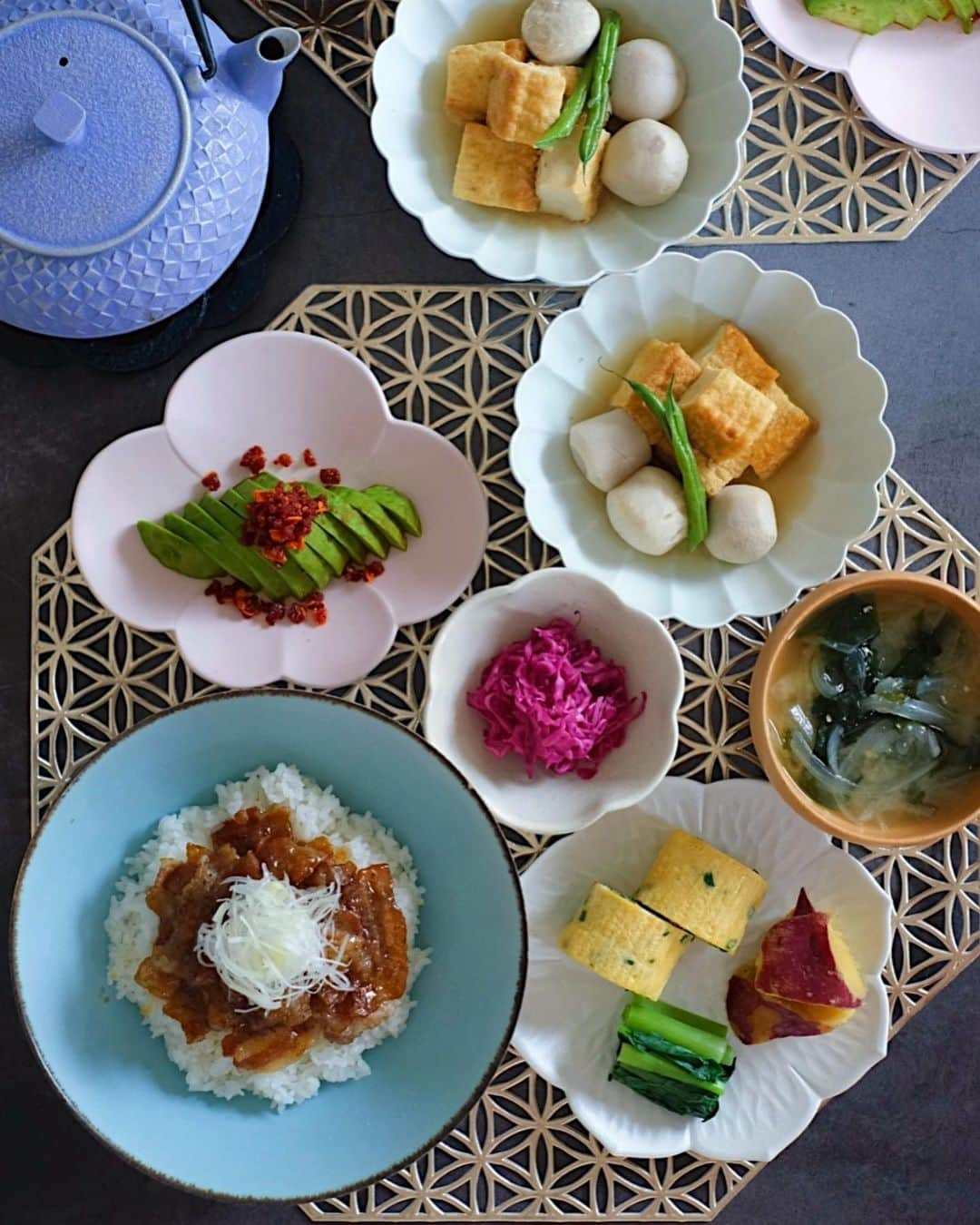 YASUKO TAKESUEのインスタグラム：「. 今日のご飯… . . ⭐️豚丼 ⭐️ネギ入りだし巻き ⭐️さつまいも甘煮 ⭐️小松菜おひたし ⭐️厚揚げと里芋の炊いたん ⭐️アボカド食べるラー油がけ ⭐️紫キャベツのマリネ ⭐️玉葱のお味噌汁 . . .  #晩ごはん#晩御飯#晩ご飯#夜ごはん#よるごはん#夕食#おうちご飯#うちご飯#おうちご飯lover#おうちご飯記録#食卓#手料理#手作りご飯#料理写真#器好き#器集め#献立#food#foodpic#foodstagram#foodphotography#followme#instagood #水野幸一 #古谷浩一」