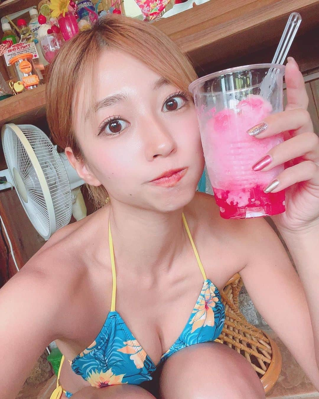 大貫彩香さんのインスタグラム写真 - (大貫彩香Instagram)「人気投票1位の水着&ヘアメイクはこちらの 常夏ガールでした🌺 TwitterでもInstagramでも人気🌻 スッキリアクティブな髪型で表情も愛嬌があるからでしょうか？😆自己分析  城山スタジオのカフェスタッフさんにも 遠くから可愛い水着着てると思って見てました🌻✨て言われた衣装でした🥳  ここのカフェでは沖縄の保護猫ちゃんの募金が出来ます💛 ここの看板猫の寅子ちゃんもそこの保護猫なんだってかわゆ〜🥰🥰🥰」8月13日 18時11分 - sayaka_oonuki