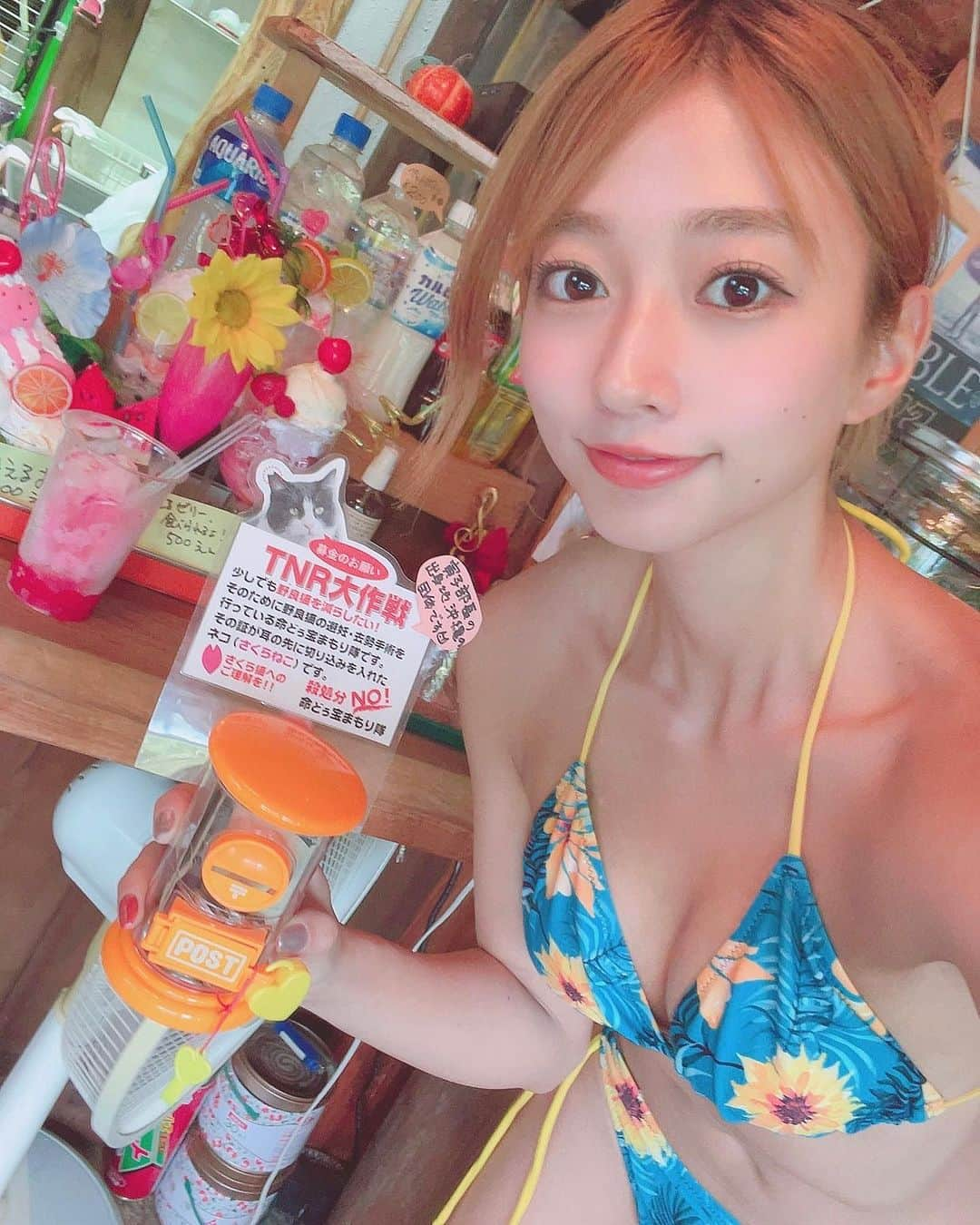 大貫彩香さんのインスタグラム写真 - (大貫彩香Instagram)「人気投票1位の水着&ヘアメイクはこちらの 常夏ガールでした🌺 TwitterでもInstagramでも人気🌻 スッキリアクティブな髪型で表情も愛嬌があるからでしょうか？😆自己分析  城山スタジオのカフェスタッフさんにも 遠くから可愛い水着着てると思って見てました🌻✨て言われた衣装でした🥳  ここのカフェでは沖縄の保護猫ちゃんの募金が出来ます💛 ここの看板猫の寅子ちゃんもそこの保護猫なんだってかわゆ〜🥰🥰🥰」8月13日 18時11分 - sayaka_oonuki