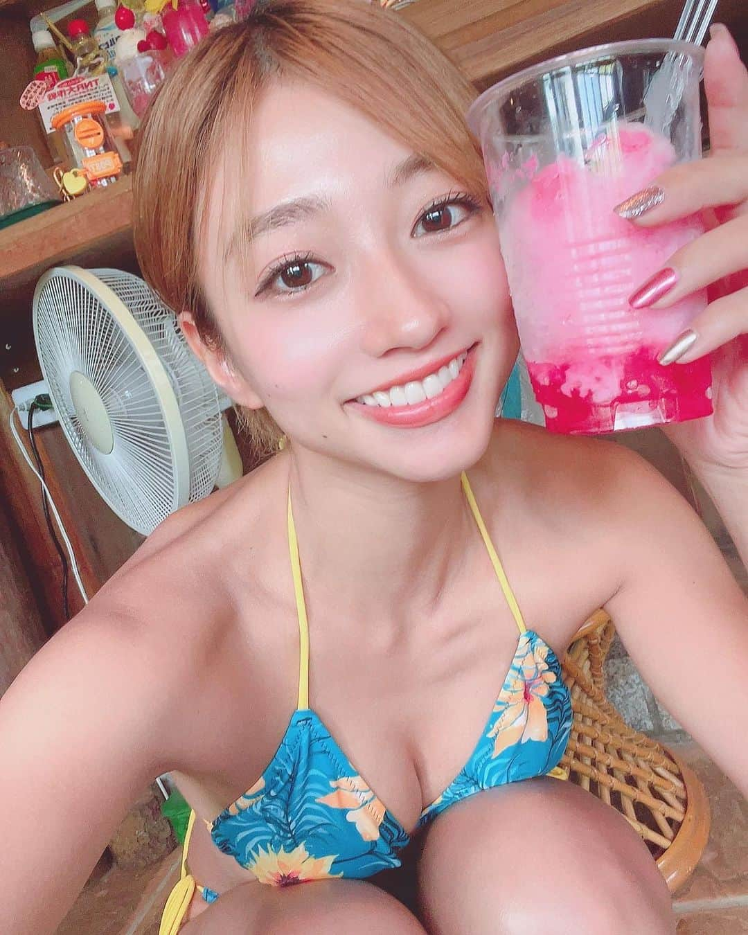 大貫彩香さんのインスタグラム写真 - (大貫彩香Instagram)「人気投票1位の水着&ヘアメイクはこちらの 常夏ガールでした🌺 TwitterでもInstagramでも人気🌻 スッキリアクティブな髪型で表情も愛嬌があるからでしょうか？😆自己分析  城山スタジオのカフェスタッフさんにも 遠くから可愛い水着着てると思って見てました🌻✨て言われた衣装でした🥳  ここのカフェでは沖縄の保護猫ちゃんの募金が出来ます💛 ここの看板猫の寅子ちゃんもそこの保護猫なんだってかわゆ〜🥰🥰🥰」8月13日 18時11分 - sayaka_oonuki