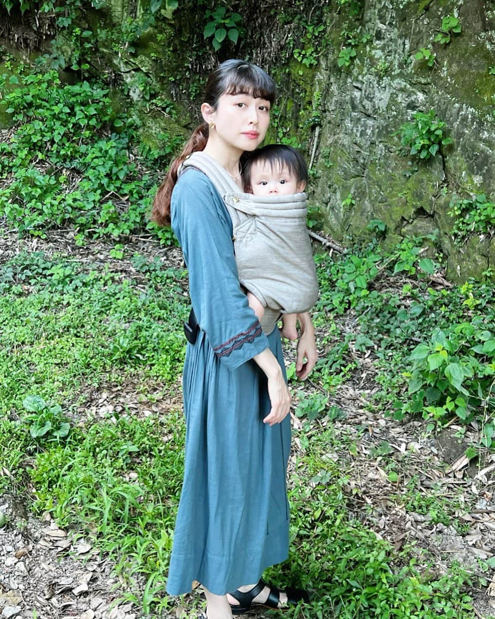 木野園子のインスタグラム：「新しい抱っこ紐。ARTIPOPPE @artipoppe は子供との距離がより近く感じる。 デザインもファッションの一部として楽しめて気に入ってる🤍 お盆で実家に帰省🍁旅行は行く場所にもよるけど私は抱っこ紐で行きます✨  New swaddler.ARTIPOPPE @artipoppe makes me feel closer to my child. I like the design and enjoy it as part of fashion 🤍. Going home for Obon 🍁Traveling depends on where you go, but a baby carrier is convenient✨.  #ARTIPOPPE #swaddler #アーティポッペ #抱っこ紐」