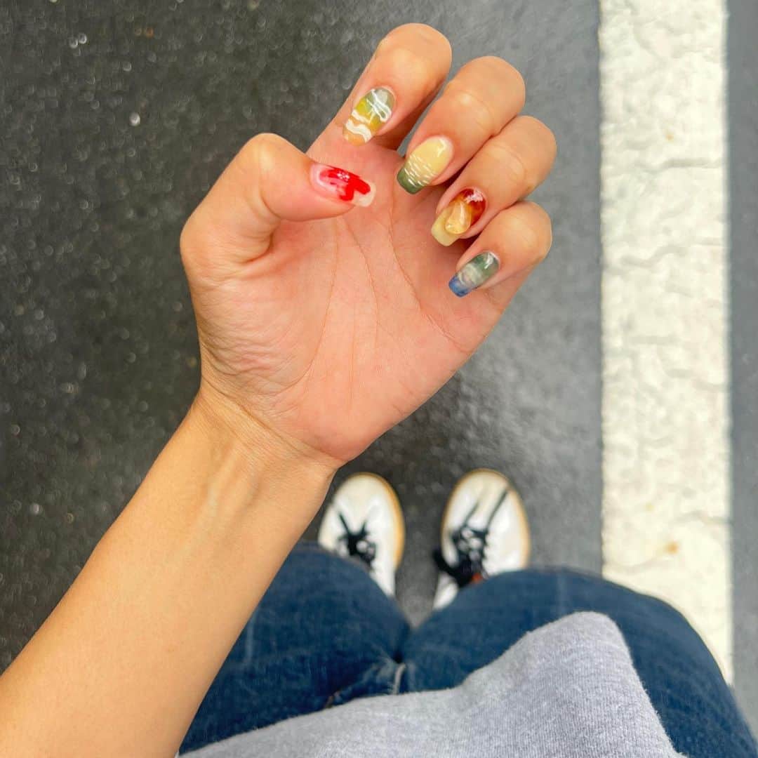 矢部ユウナのインスタグラム：「new nail 🌆🌺🪺🪸🕯⛵️ 少し早めの秋カラーネイル @nes.nail  ありがとうございます!」