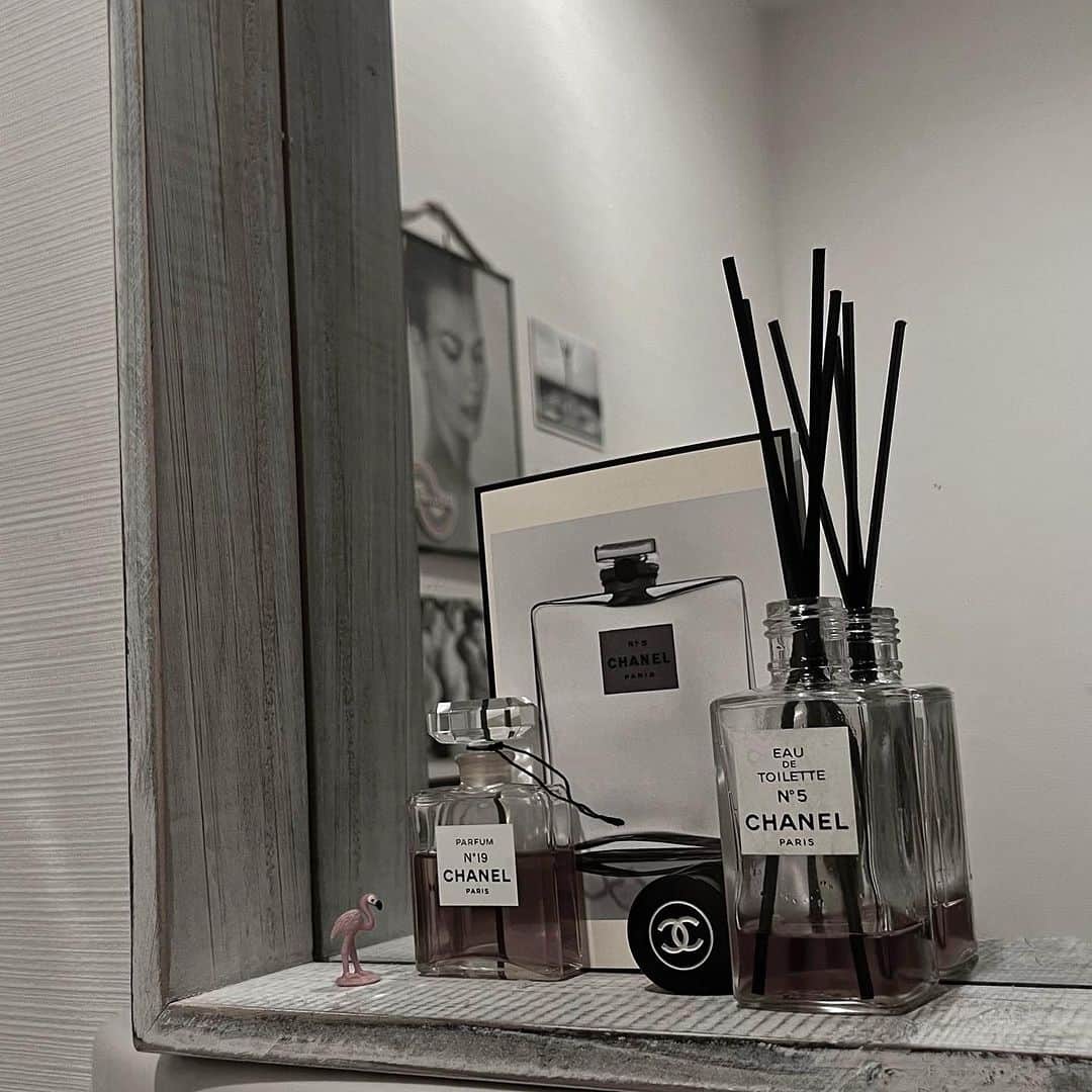 川島幸美のインスタグラム：「使ってなかったCHANEL No5をディフューザーに❤︎ おトイレいい香り😍」