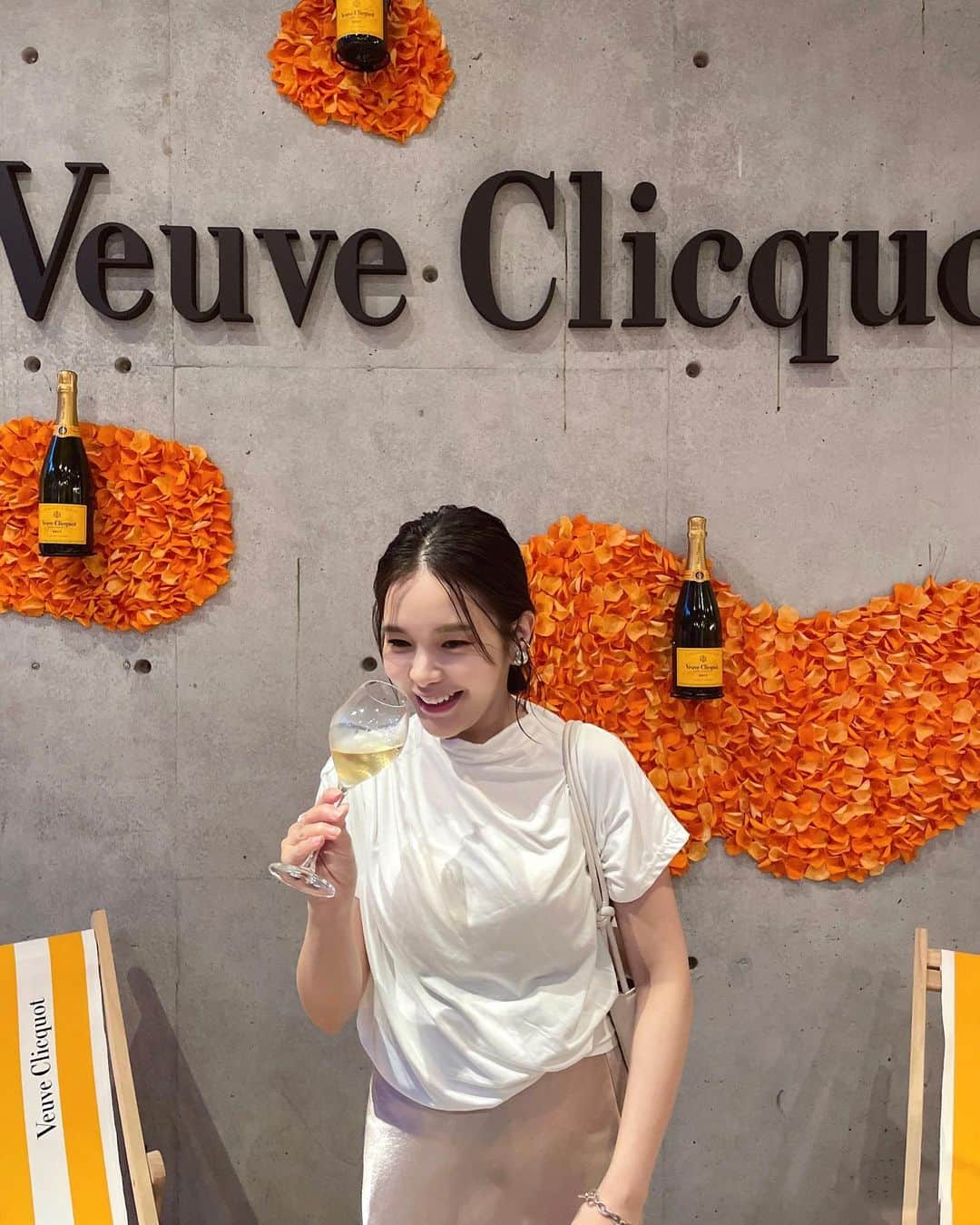 Lilmeさんのインスタグラム写真 - (LilmeInstagram)「『L’été Jaune with Veuve Clicquot x Nicolai Bergmann 🍸』   パーティにお呼ばれした日🫧  「Veuve Clicquot (ヴーヴ・クリコ)」は、デンマーク出身のフラワーアーティスト Nicolai Bergmann (ニコライ・バーグマン)のフラワーショップが併設するカフェ 「Nicolai Bergmann Café NOMU」 とのコラボレーションし、イエローカラーのフラワーアートに彩られた空間でシャンパーニュとの マリアージュをお楽しみいただける期間限定イベントが8 月 10 日〜8月 27 日(日)まで開催いたします🌼  素敵な空間なので是非遊びに行ってみてくださいね🌿  #LeteJaune #VeuveClicquot #LiveClicquot #ヴーヴクリコ #Sponsored #DrinkResponsibly#青山#青山カフェ」8月13日 18時17分 - lilme_official