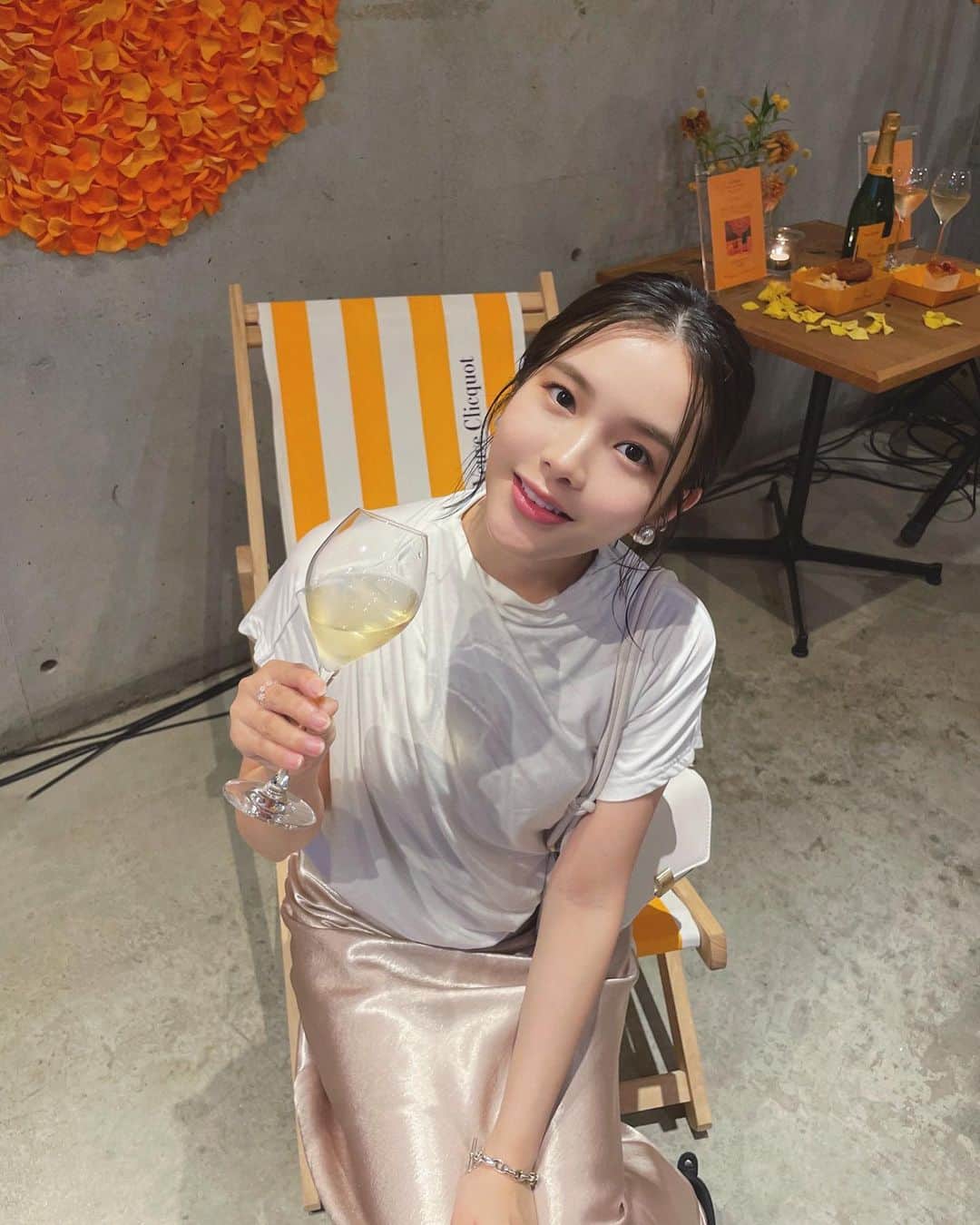 のインスタグラム：「『L’été Jaune with Veuve Clicquot x Nicolai Bergmann 🍸』   パーティにお呼ばれした日🫧  「Veuve Clicquot (ヴーヴ・クリコ)」は、デンマーク出身のフラワーアーティスト Nicolai Bergmann (ニコライ・バーグマン)のフラワーショップが併設するカフェ 「Nicolai Bergmann Café NOMU」 とのコラボレーションし、イエローカラーのフラワーアートに彩られた空間でシャンパーニュとの マリアージュをお楽しみいただける期間限定イベントが8 月 10 日〜8月 27 日(日)まで開催いたします🌼  素敵な空間なので是非遊びに行ってみてくださいね🌿  #LeteJaune #VeuveClicquot #LiveClicquot #ヴーヴクリコ #Sponsored #DrinkResponsibly#青山#青山カフェ」