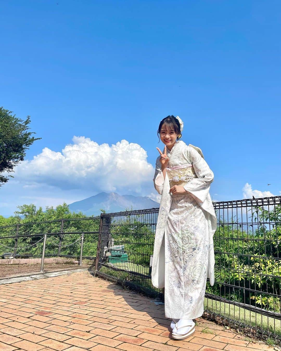 林芽亜里のインスタグラム：「🎀 ⁡ ジョイフル恵利振袖大祭典in鹿児島2日間ありがとうございました🤍 インスタライブもありがとうございました！ ⁡ 2日目のチェキ会はお部屋に入ると、 とっても沢山の方が待っててくれていてびっくりしました🥹！！ ⁡ ⁡ 一緒に話せるのは短い時間だったけど、 沢山の言葉を伝えてくださって本当に楽しかったし嬉しかったです☺️ プレゼントもたくさんありがとうございます🎁 ⁡ ⁡ 今回着た浴衣はとても可愛くて、 振袖2着はとても美しくて、、🩵 普段あまり着る機会がないからこそ、成人式の時は自分の好きだって思える振袖を着たいな〜とこの2日間で改めて思いました⸜(*ˊᵕˋ* )⸝‬ ⁡ ⁡ とっても思い出に残った2泊3日の鹿児島でした！ ありがとうございました☺️ ⁡ ⁡ 楽しかった鹿児島♡また投稿しますね～ ⁡ ⁡ ⁡ #林芽亜里 #ジョイフル恵利 #城山ホテル #鹿児島」