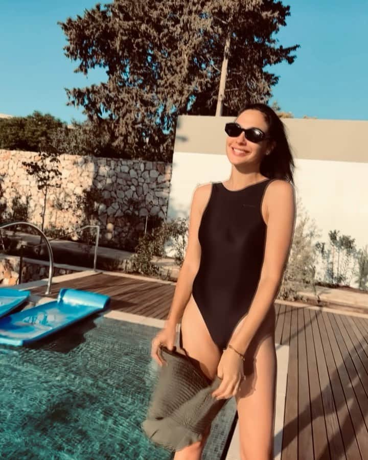 ガル・ガドットのインスタグラム：「There is nothing better than spending time in the sun ❤️☀️ My heart is full and my soul is happy  Thank you 🙏」