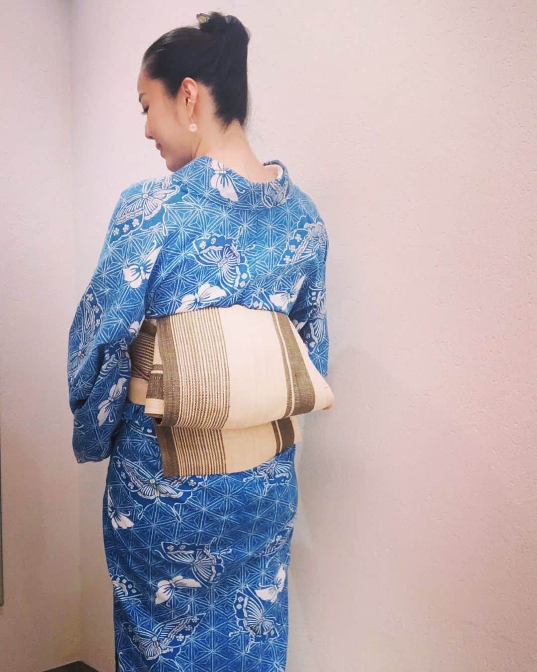 桂紗綾のインスタグラム：「民族の伝統。  受け継ぐ技術と想いを忘れずにいよう。  #着物  #浴衣を着物風に  #名古屋帯  #銀座結び」