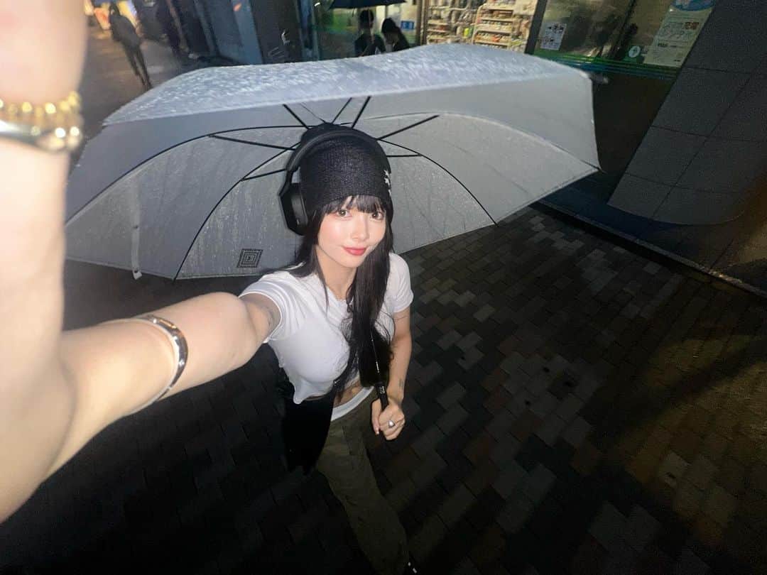 仲本莉絵瑠のインスタグラム：「別に雨も嫌いじゃないよーー」