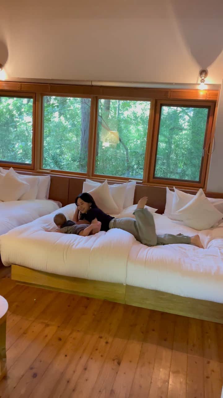 のインスタグラム：「ずっーと行きたかったお宿へ🌿  緑だけに囲まれた、温泉付きのプライベートヴィラ-箱根リトリート-この時期でも風が涼しくて、とても落ち着いた静かな時間で、お食事も一品一品が繊細で美味しく、朝は鳥のさえずりと木漏れ日で目覚め、とにかく何から何まで贅沢で、自然のパワーをカラダにたっぷりと感じることができました🕊  ここには２つの宿泊施設があるのですが、私たちがお泊まりしたのは、 @okcs_hakone.retreat -villa 1/f(ワンバイエフ) -  箱根の中でも美しい山々に囲まれた仙石原エリアは、季節によっても違った自然の美しさを感じることができ自然好きの私たちはもう何度も訪れていますが今回もまた夏の箱根の良さを知ることができて大満足✨  そして何よりスタッフの皆様があたたかく、赤ちゃん連れでも安心してたのしめて、ホスピタリティの高さにも感動、感動でした//  冬は暖炉と温泉の組み合わせっ絶対気持ちいいだろうなぁ〜！色んな季節に、又成長した息子を連れて遊びにきたいな//  #mizukifamily_ #hakone #travel #summer #箱根 #ホテル #プライベートヴィラ #ホテル #夏休み #家族旅行 #男の子ママ #0歳 #赤ちゃん連れ旅行」
