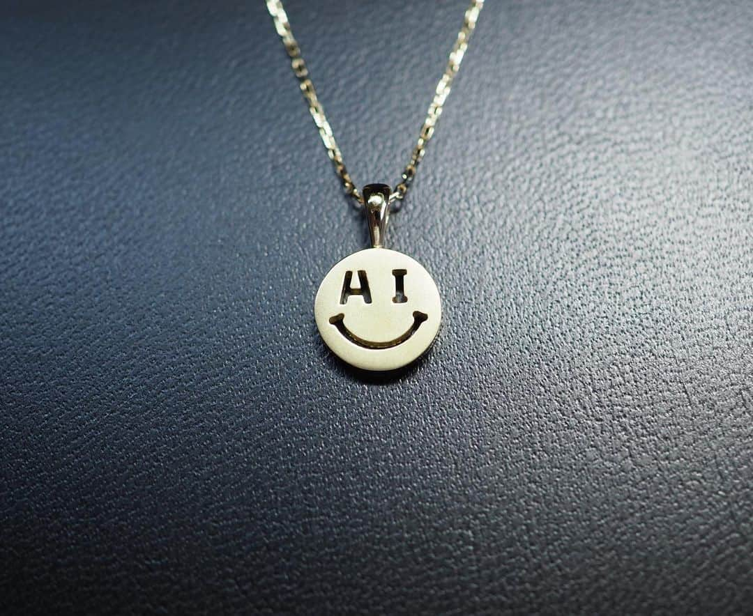 常岡康弘さんのインスタグラム写真 - (常岡康弘Instagram)「K18YG / AI smile necklace  AIスマイル☺︎ スマイルの目をご希望のイニシャルに変えて製作いたします。 スマイルサイズ→10mm×10mm  【期間限定ショップ】 ジェイアール名古屋タカシマヤ 8月16日(水)〜8月22日(火) 1階婦人アクセサリー売場   お近くにお越しの際はよろしくお願いします💍  #tsuneokajewelry#期間限定ショップ#スマイル#ニコちゃん#ネックレス」8月13日 18時44分 - tsuneokajewelry