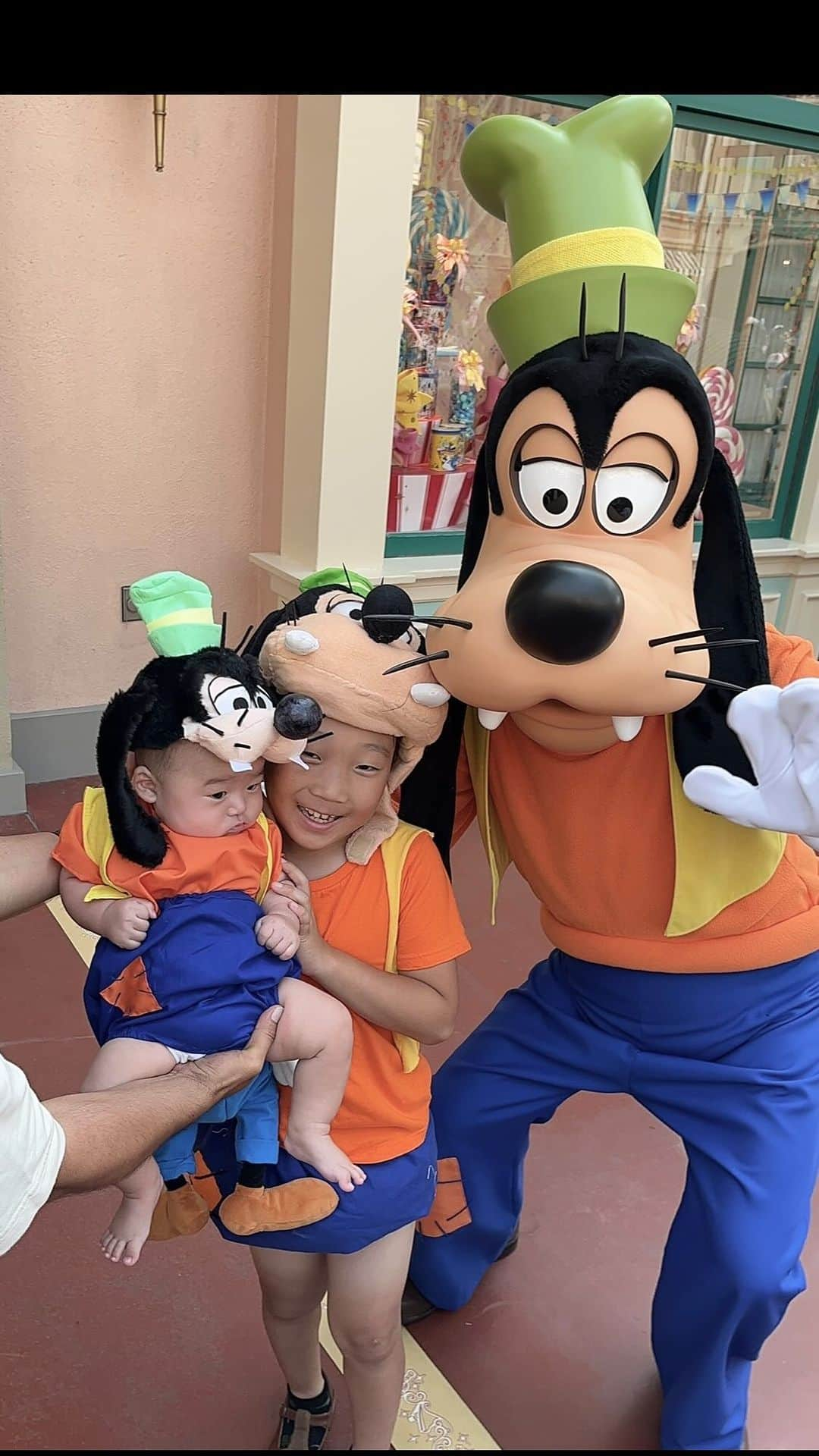 tiahy__のインスタグラム：「. Goofy×Goofy×Goofy. . It’s as if they’ve got a new brother🐕🐕🐕 He touched his thigh softly🦵. . . . . 大好きなGoofy、 端っこで待っていたGoofy taiちゃんに気付いてハグをしてくれて、 Baby Goofyにも気付いてくれて、 兄弟ができたみたいに、とっても喜んでくれました♡. とっても嬉しかったです♡ . . #goofy_taia#goofy_kallon#tokyodisneyland #goofy#taiakalloncostume」