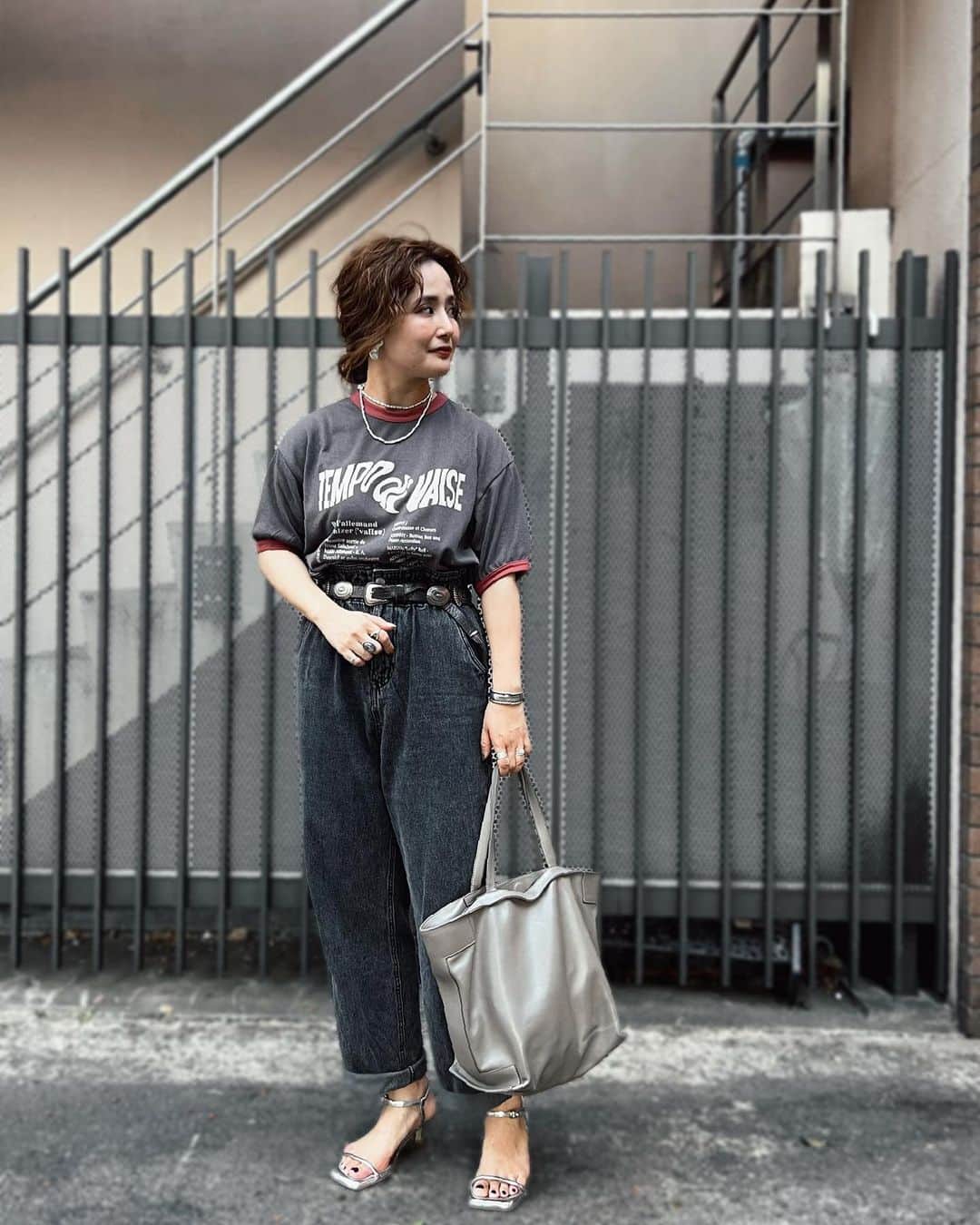 宮崎真梨子のインスタグラム：「‥𝕗𝕒𝕤𝕙𝕚𝕠𝕟‥ #お仕事コーデ  トレンドのツアーTシャツコーデです❤️ ∵ リネンライク素材で、Vintage風リンガーTシャツは【mi via loca(@mivialoca )】のものです♡ リンガーTシャツって難しいイメージだったけど、オーバーサイズだから合わせやすい♡ロゴの感じも可愛い♡ ∵ 色味的に、これからの季節も使いやすそう♡  #mivialoca #大人カジュアル #夏コーデ #ロゴT #ロゴプリントT #プリントT #オーバーサイズ #ビッグシルエット #古着 #ヴィンテージ #リンガーT」