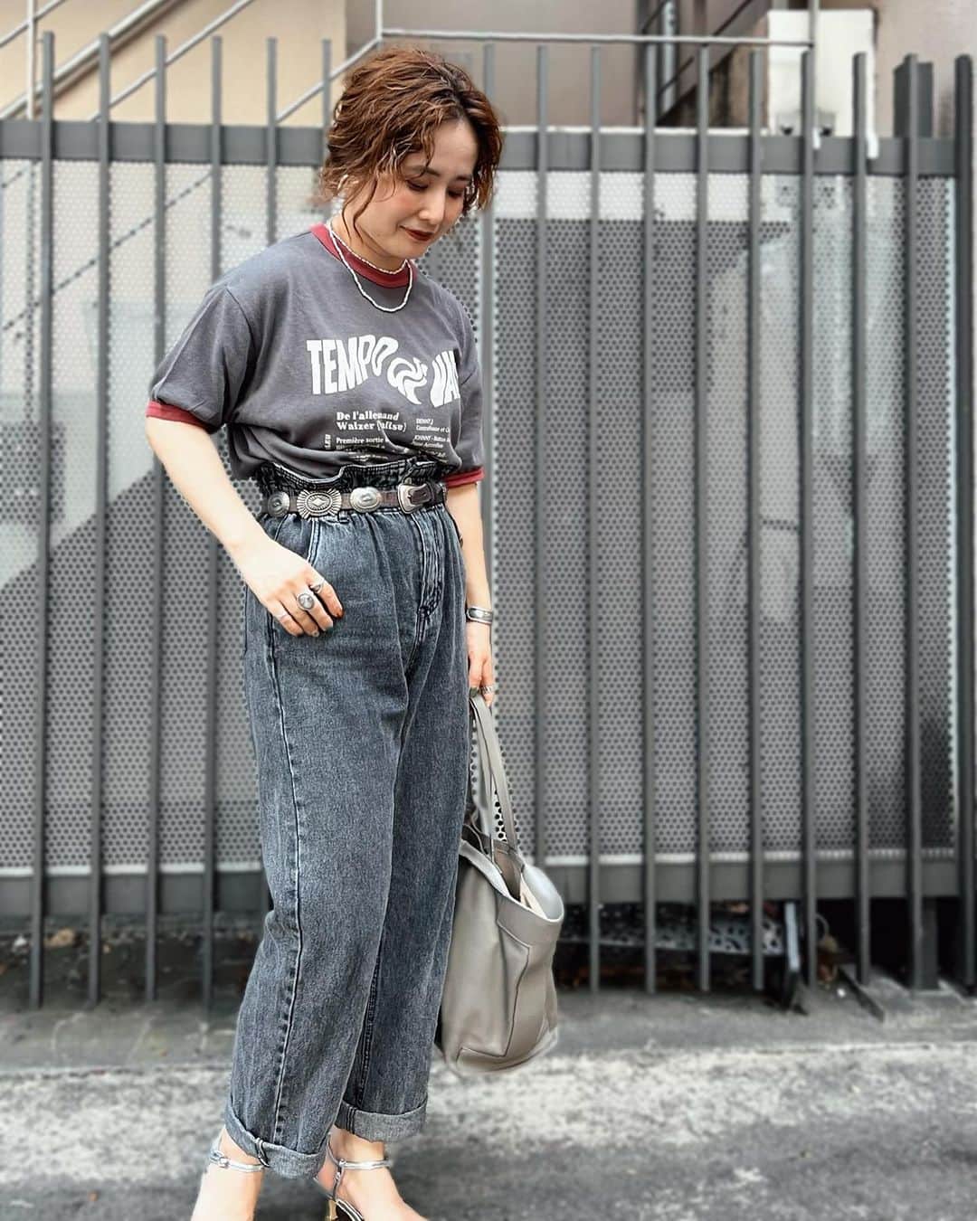 宮崎真梨子さんのインスタグラム写真 - (宮崎真梨子Instagram)「‥𝕗𝕒𝕤𝕙𝕚𝕠𝕟‥ #お仕事コーデ  トレンドのツアーTシャツコーデです❤️ ∵ リネンライク素材で、Vintage風リンガーTシャツは【mi via loca(@mivialoca )】のものです♡ リンガーTシャツって難しいイメージだったけど、オーバーサイズだから合わせやすい♡ロゴの感じも可愛い♡ ∵ 色味的に、これからの季節も使いやすそう♡  #mivialoca #大人カジュアル #夏コーデ #ロゴT #ロゴプリントT #プリントT #オーバーサイズ #ビッグシルエット #古着 #ヴィンテージ #リンガーT」8月13日 19時06分 - miyamari92