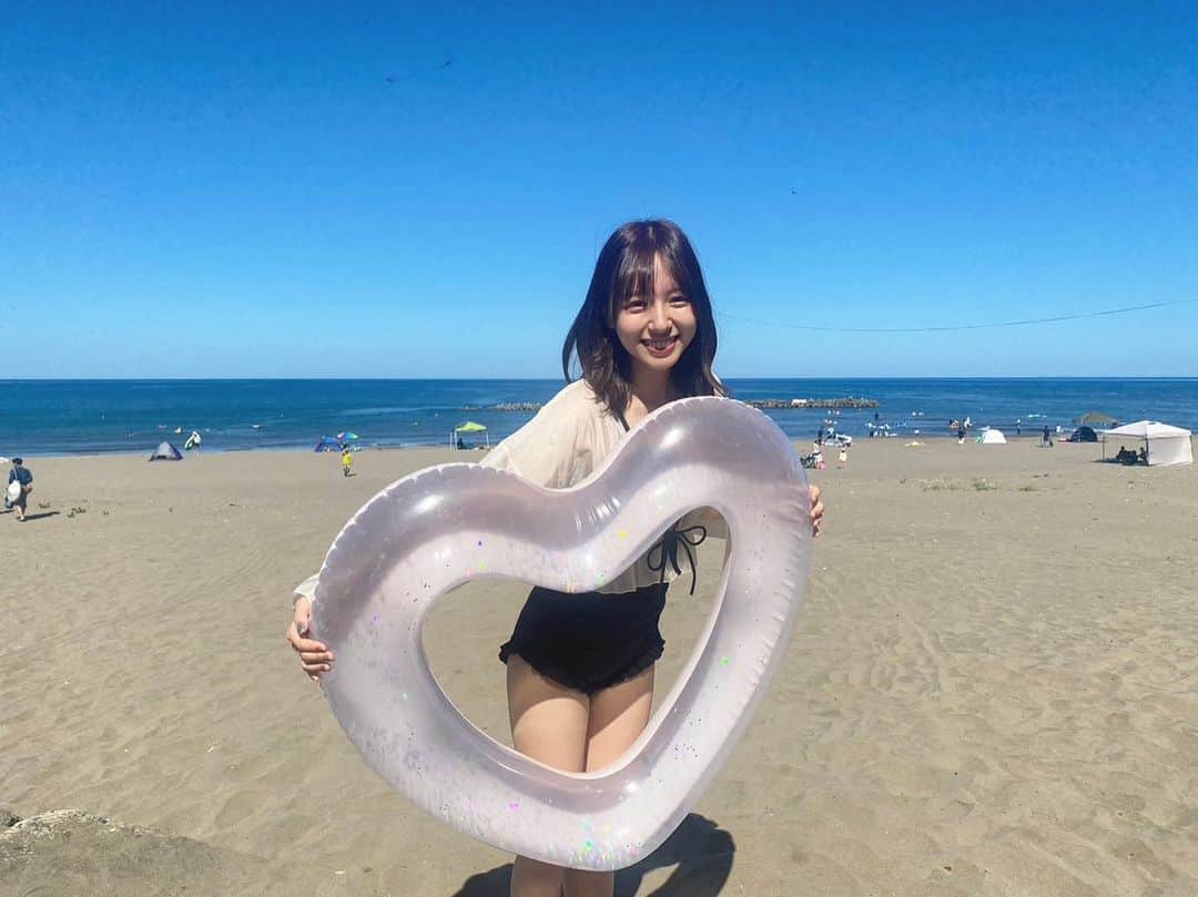 神岡実希のインスタグラム：「ー 海〜🐬🫶☁️ ハートの浮き輪可愛すぎる😮‍💨🩷 最近ぴんくにハマってて、マスカラもアイラインもリップもぴんく！ #海水浴場 #海 #水着 #水着コーデ #水着女子 #浮き輪 #水着姿 #新潟」