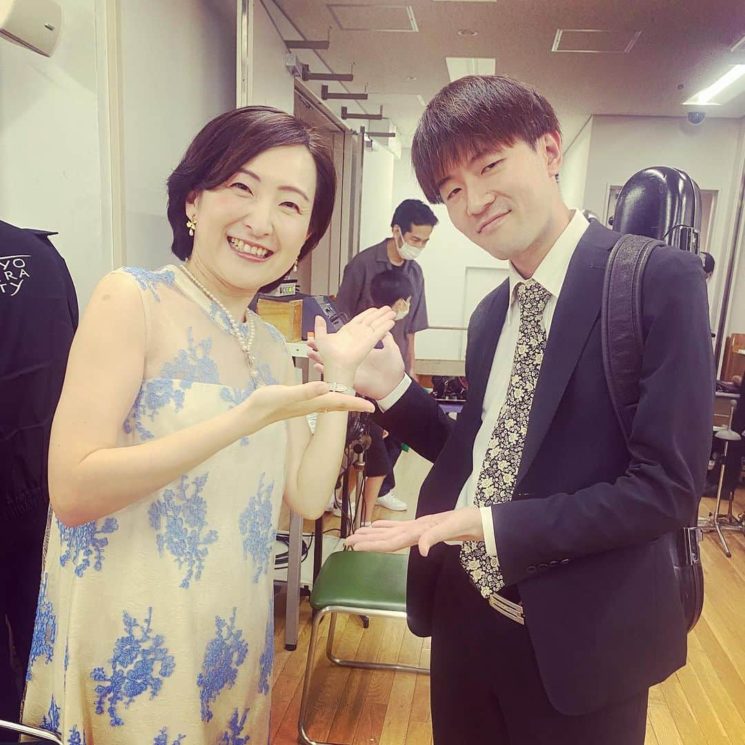 田添菜穂子さんのインスタグラム写真 - (田添菜穂子Instagram)「東京都人材支援事業団主催「オーケストラから音楽の贈り物〜親子で楽しむはじめてのコンサート」司会でした！  演奏は東京交響楽団の皆さん！ 写真は指揮の大井剛史さんとゲストの大角ゆきちゃんと構成の新井鴎子さんと。 そして東響バイオリン奏者、鈴木浩司さんと！ 久しぶりにご一緒できて嬉しかったです！！お元気そうで何よりでした！！  ゆきちゃんと一緒に名曲クイズをしたり、パディントンの65周年をハッピーバースデーでお祝いしたり、大井さんとともに会場中の皆さんと指揮者体験をしたり、、 私自身は、東響さんのオリジナルディズニー楽器紹介がご一緒できてとても幸せでした！！なんて素晴らしい曲なんでしょう！マエストロ、東響の皆さんBRAVO!ありがとうございました！！  ゆきちゃんのパディントンの音楽物語もとてもチャーミングで、聞いていてとても楽しかったです！何人もの登場人物が出てくるんですが、声色も変えてステキに演じていて、素晴らしかったです！！  こんなステキなプログラムを作ってくださった鴎子さんにもいつもながらブラボーを！！  そしてそして、今日は何より、客席でとっても反応よくいろんな身振り手振り表情で、楽しさを表現してくれた小さなお客様、パパママさん達に心から感謝を！！皆さんとご一緒できてとても幸せでした！！ またコンサートホールでお会いしましょう！！  #初めてのコンサート #東京交響楽団 #大井剛史 #大角ゆき #いないいないばあっ #ゆきちゃん #パディントン #パディントンはじめてのコンサート #新井鴎子 #指揮者体験 #東京オペラシティコンサートホール」8月13日 18時59分 - nahokotazoe