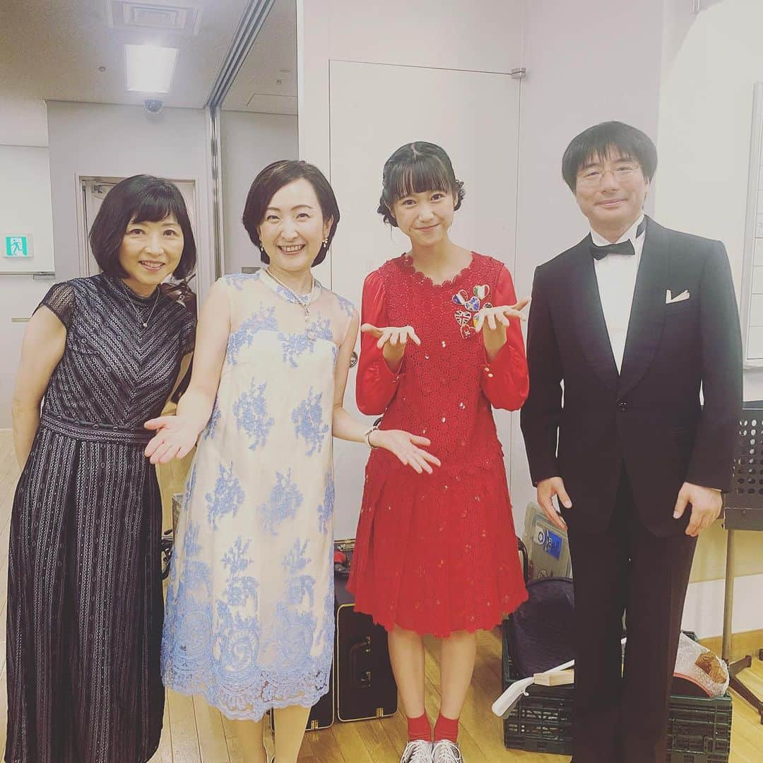 田添菜穂子さんのインスタグラム写真 - (田添菜穂子Instagram)「東京都人材支援事業団主催「オーケストラから音楽の贈り物〜親子で楽しむはじめてのコンサート」司会でした！  演奏は東京交響楽団の皆さん！ 写真は指揮の大井剛史さんとゲストの大角ゆきちゃんと構成の新井鴎子さんと。 そして東響バイオリン奏者、鈴木浩司さんと！ 久しぶりにご一緒できて嬉しかったです！！お元気そうで何よりでした！！  ゆきちゃんと一緒に名曲クイズをしたり、パディントンの65周年をハッピーバースデーでお祝いしたり、大井さんとともに会場中の皆さんと指揮者体験をしたり、、 私自身は、東響さんのオリジナルディズニー楽器紹介がご一緒できてとても幸せでした！！なんて素晴らしい曲なんでしょう！マエストロ、東響の皆さんBRAVO!ありがとうございました！！  ゆきちゃんのパディントンの音楽物語もとてもチャーミングで、聞いていてとても楽しかったです！何人もの登場人物が出てくるんですが、声色も変えてステキに演じていて、素晴らしかったです！！  こんなステキなプログラムを作ってくださった鴎子さんにもいつもながらブラボーを！！  そしてそして、今日は何より、客席でとっても反応よくいろんな身振り手振り表情で、楽しさを表現してくれた小さなお客様、パパママさん達に心から感謝を！！皆さんとご一緒できてとても幸せでした！！ またコンサートホールでお会いしましょう！！  #初めてのコンサート #東京交響楽団 #大井剛史 #大角ゆき #いないいないばあっ #ゆきちゃん #パディントン #パディントンはじめてのコンサート #新井鴎子 #指揮者体験 #東京オペラシティコンサートホール」8月13日 18時59分 - nahokotazoe