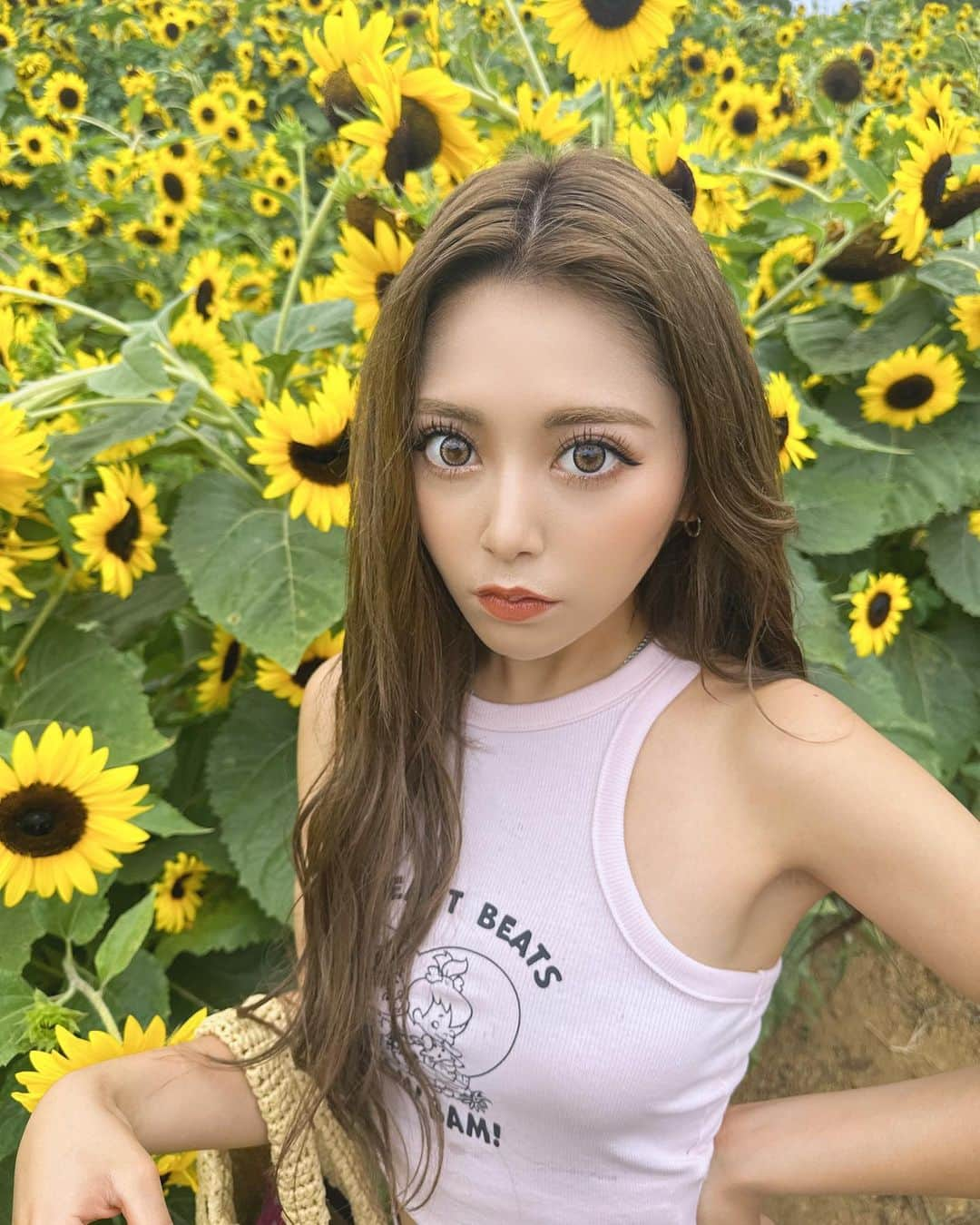 なかむらあんのインスタグラム：「今年も1番好きなお花と写真撮れた🌻💛  見るとパワー貰える！！  そういえば髪色暗くしました✌️ どおかな〜？？💭🖤 @masarusaito_lowrl さん ありがとうございます😊  #ひまわり #ひまわり畑」