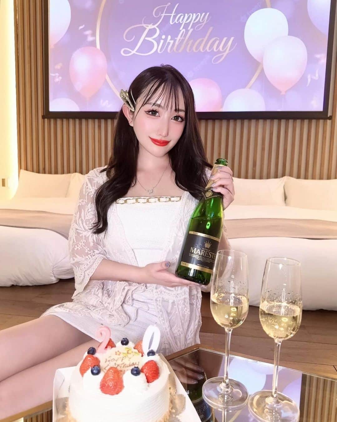 白咲えりかのインスタグラム：「📍& MOON Noa  初の葉山🐣🫧 一棟貸のヴィラで3Fのテラスからは綺麗な海と青空で 最高のロケーションだった☺️🩷  夜の星空もキラキラ✨✨✨  徒歩１分のところに海もあるし ヴィラタイプだからプライベートな感じが大好き💕  最高の旅行になったよっ✈️  #葉山 #一棟貸し #andmoonnoa #お誕生日 #birthday #birthdaygirl #birthdaytrip #名古屋 #神戸 #東京 #大阪 #福岡 #グラビア #投資女子 #20代投資家と繋がりたい #instagood #マツエク #キラキラ女子 #instadaily #love #happy #いいね返し #followforfollowback」