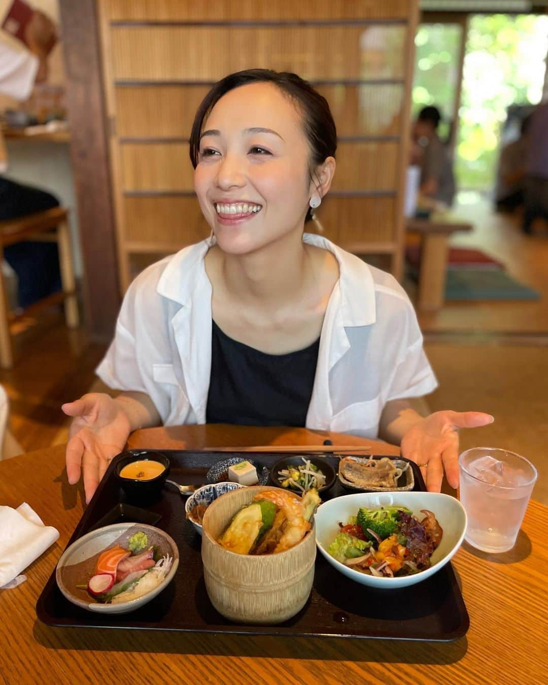 楓ゆきのインスタグラム：「⁡ ⁡ 　　大好きなお蕎麦屋さん！ 　 　　久しぶりに行けましたぁ〜　♡ ⁡ 　　風鈴の涼と和の情緒を感じながら ⁡ 　　蕎麦をすするっ　　 ⁡ 　　くあ〜　日本人でよかった🎐 ⁡ 　 ⁡ 　　 　あれ、肝心のお蕎麦の写真とってないやぃ😮 ⁡ ⁡ ⁡ 　 ⁡ #古民家#お蕎麦屋さん#三田#連写😆 #風鈴の涼は威力大#和の情緒に浸る時間 #とんちんかんたろう #よだれ垂れる一歩手前🤤 #蕎麦プリンが本当に美味しかった #おかわり&#お持ち帰り即決」