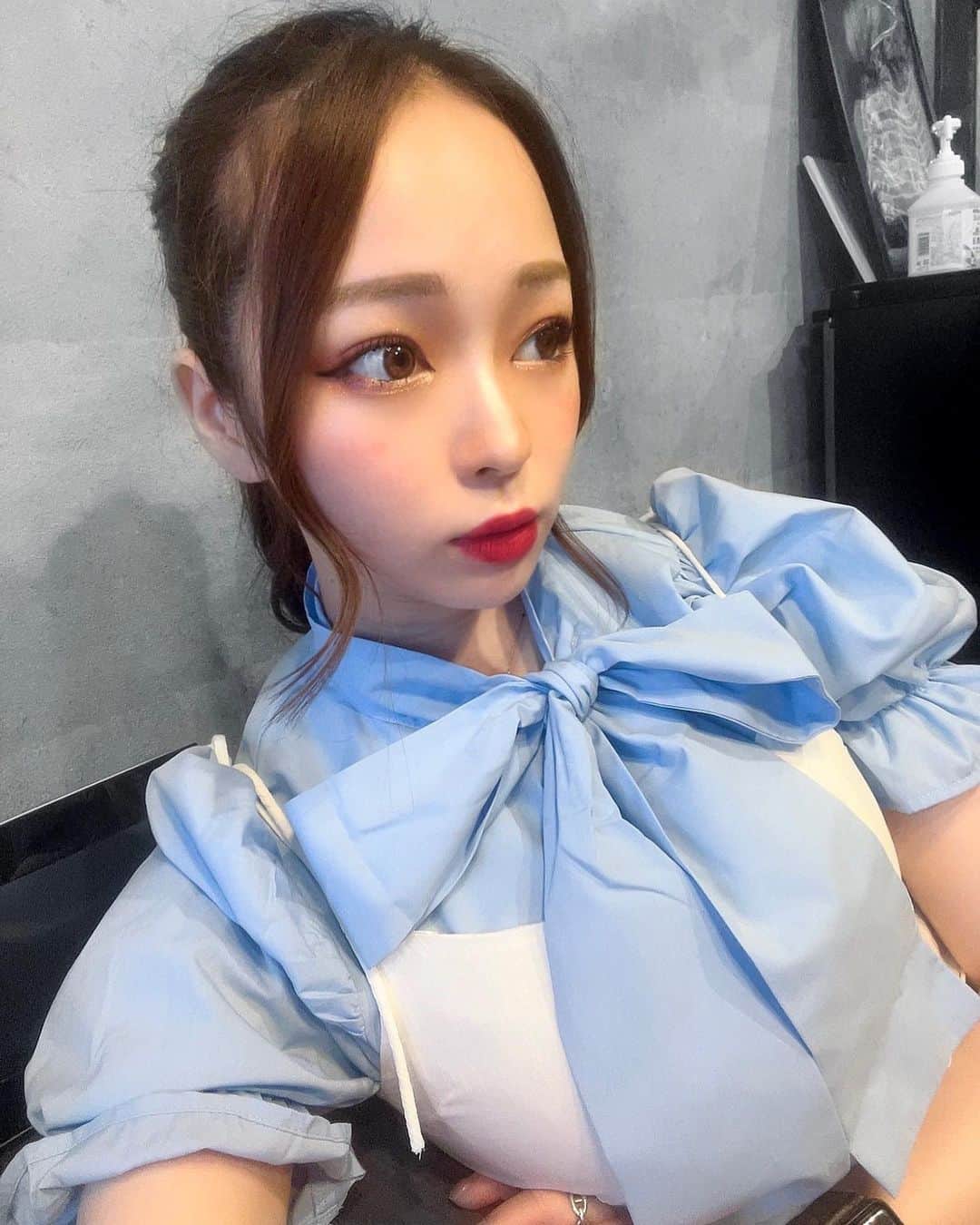 KEIのインスタグラム：「いつの間にか金髪ギャルから清楚アイドル系に転身しまして、、笑 高校生からしていたマツエクをついに卒業してマツパデビューしました😳✨ 私にもこんな日が来るなんて😳😳  初のマツパは信頼し切ってるあやさんにお願いしました！いつもありがとうございます💕  👁️ 💖 @_ayaaa88 @lotus_eyelash_ebisu」