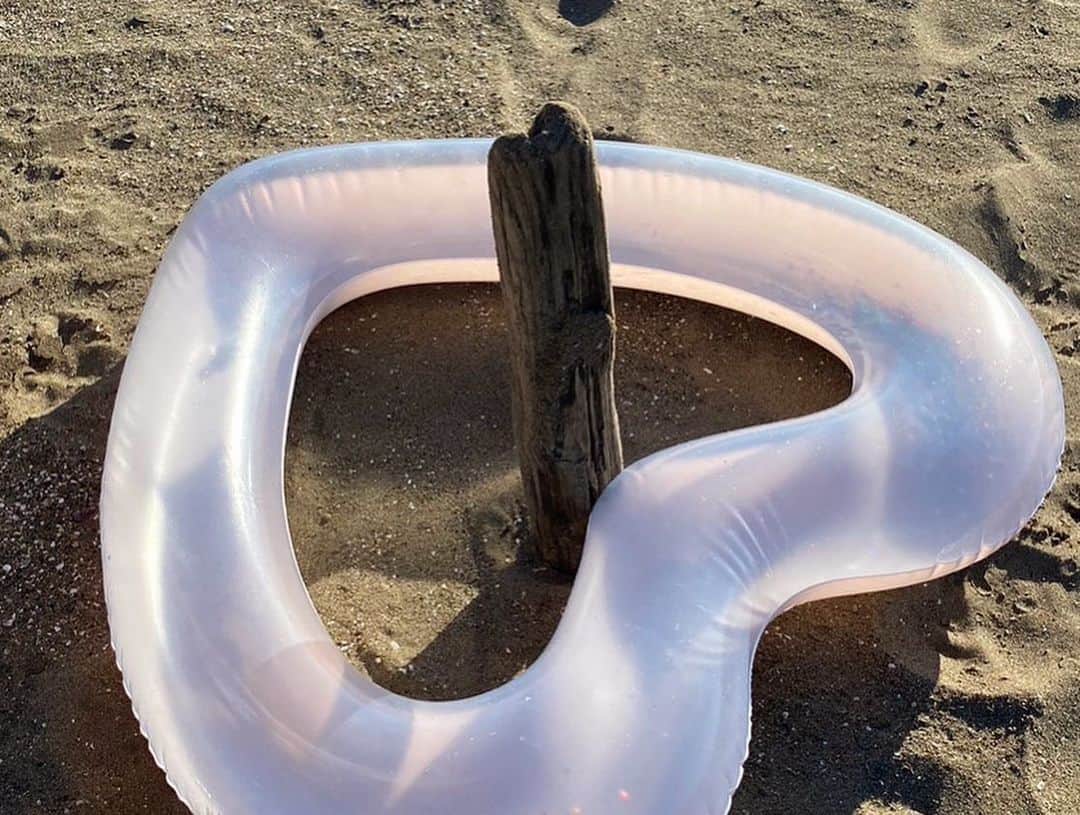 神岡実希さんのインスタグラム写真 - (神岡実希Instagram)「ー 懐っこい魚と戯れてたら、浮き輪が流された！追いかけたけど、流れが早くて追いつかないし、深かったら諦めたの。。。 でも誰かが流れ着いた浮き輪をこうやって砂浜に置いといてくれた！😮‍💨🧡感謝🥲🩷」8月13日 19時13分 - miki_kamioka