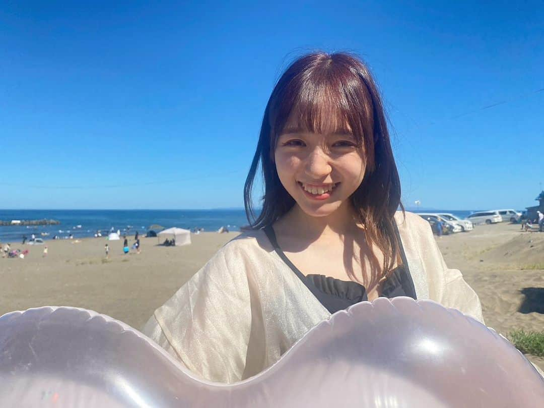 神岡実希さんのインスタグラム写真 - (神岡実希Instagram)「ー 懐っこい魚と戯れてたら、浮き輪が流された！追いかけたけど、流れが早くて追いつかないし、深かったら諦めたの。。。 でも誰かが流れ着いた浮き輪をこうやって砂浜に置いといてくれた！😮‍💨🧡感謝🥲🩷」8月13日 19時13分 - miki_kamioka