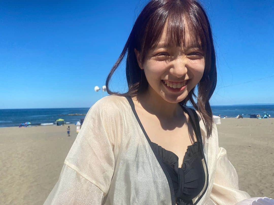 神岡実希のインスタグラム：「ー 懐っこい魚と戯れてたら、浮き輪が流された！追いかけたけど、流れが早くて追いつかないし、深かったら諦めたの。。。 でも誰かが流れ着いた浮き輪をこうやって砂浜に置いといてくれた！😮‍💨🧡感謝🥲🩷」