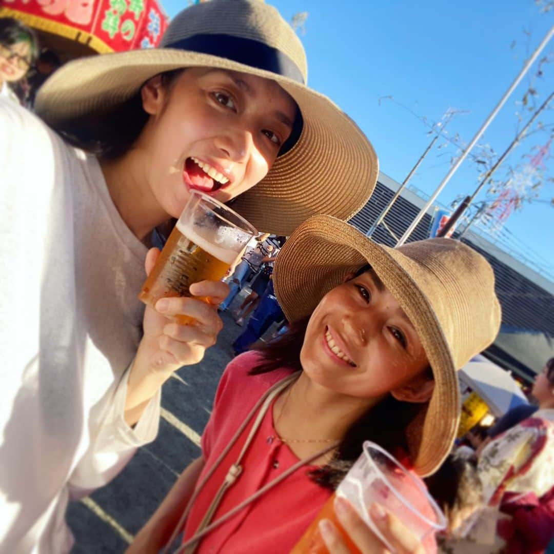 我謝レイラニさんのインスタグラム写真 - (我謝レイラニInstagram)「偶然行けたお祭りでビールでかんぱ〜いヽ(*´∀`)ﾉ🍻٩(ˊᗜˋ*)و 暑すぎて一瞬でぬる〜くなっちゃったけど‥幸せじゃ(*´﹃｀*) #夏っぽいことできてる ‥気がする(*´罒`*)🍉 #お祭り #かんぱーい🍻」8月13日 19時19分 - leila___ni