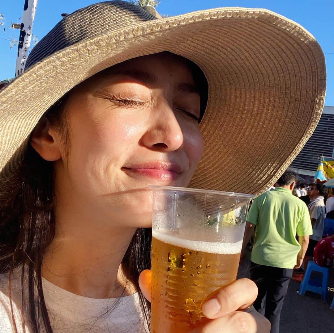 我謝レイラニのインスタグラム：「偶然行けたお祭りでビールでかんぱ〜いヽ(*´∀`)ﾉ🍻٩(ˊᗜˋ*)و 暑すぎて一瞬でぬる〜くなっちゃったけど‥幸せじゃ(*´﹃｀*) #夏っぽいことできてる ‥気がする(*´罒`*)🍉 #お祭り #かんぱーい🍻」