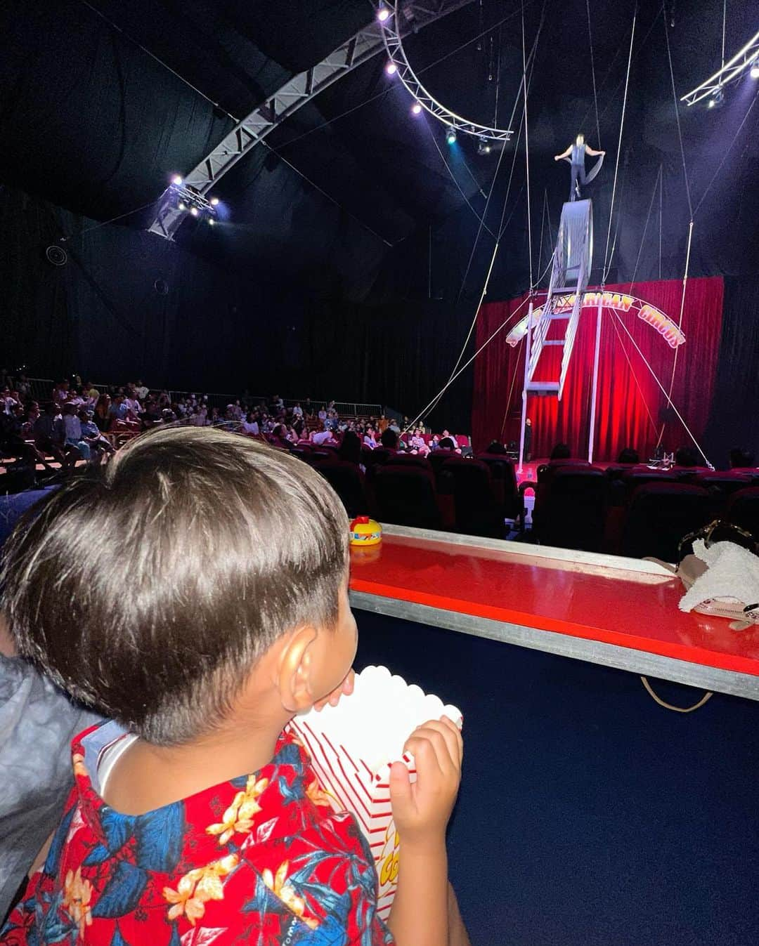 木佐貫まやさんのインスタグラム写真 - (木佐貫まやInstagram)「人生で初めてのサーカス🎪❤️✨ ちょっと怖がりながらも すごい集中して楽しんでくれた🤣  私のママによると私が小さい頃 サーカスに連れてってもらった時は 怖がりすぎて全く見なかったらしい（笑） 　  迫力満点ですごい楽しかった🔥  きっちゃんとお揃い赤コーデ❤️ 2人で並んで撮りたかったけど 不可能でした😮‍💨」8月13日 19時19分 - maaayaofficial