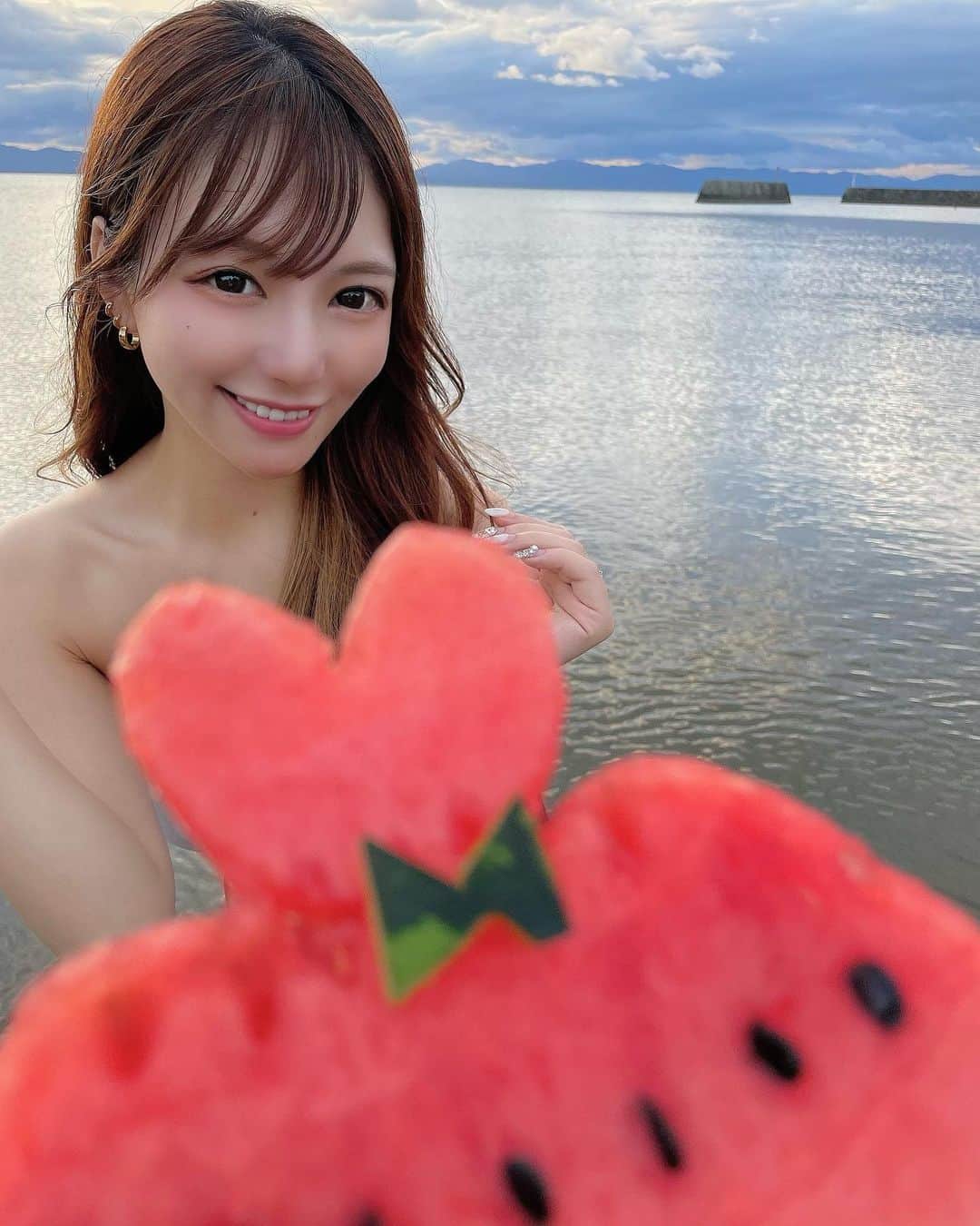 川本愛彩のインスタグラム：「. 遠近法撮影 last⸜❤︎⸝‍ スイカver.🍉🏝  皆さんこの夏はスイカ食べましたか？ この後 美味しく頂きました！ . . . #遠近法 #撮影 #琵琶湖 #滋賀 #スイカ #スイカワンピース #暑いけど #夏 #楽しい #遠近法撮影どれが一番好きですか ?」