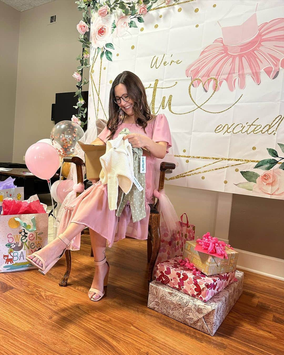 ガビ・シュールさんのインスタグラム写真 - (ガビ・シュールInstagram)「Happy baby shower Maria!!  Can’t wait to meet sweet Evelyn! You’re gonna make the best momma 🩷」8月14日 0時56分 - gabishull