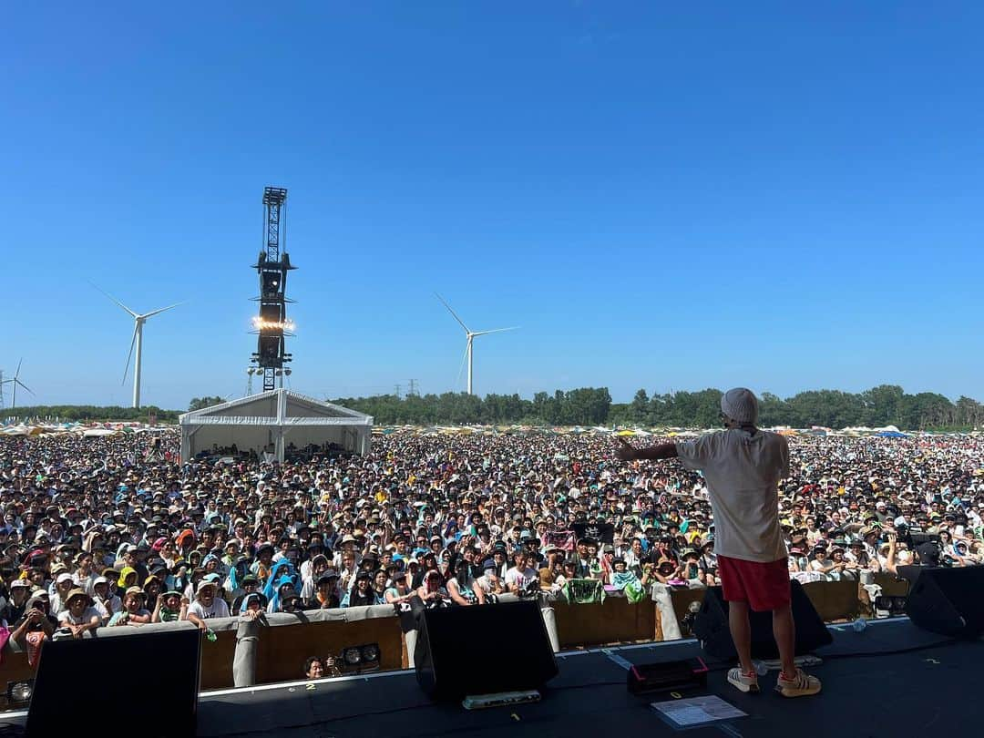 大蔵さんのインスタグラム写真 - (大蔵Instagram)「RISING SUN ROCK FESTIVAL 2023 in EZO 最高の景色でした！ドモアリガット🤙🏽  猛暑の中、盛り上げてくれてる ケツメダンサーズには感謝しかない👏🏽👏🏽👏🏽 🕺Thanks to💃 @abeyan01  @chabovito  @hiro_c.dj_kenou  @ayanosekine  @hikari_wada_  @haluna0707  ドモオツカッレ🙇🏽‍♂️ . #ktm #ケツメイシ #ケツメ #北海道 #ライジングサン #ライジングサンロックフェスティバル  #music #musician #musicislife  #9年ぶりの夏フェス出てます🎤 #1枚目KOHNOさん見切れちゃった #2枚目RYOさんがトークでスベってるとこw #北海道異例の暑さ #自称上半身は仕上がってきた💪🏽 #お客さんの笑顔と元気に助けられました✊🏽 #熱中症大丈夫でしたか？？ #終わって飲んだビールは最高でした🍺 #北海道ピーポーまた遊んでください！ #次は香川モンスターバッシュで🤙🏽 #皆様ドモアリガット🙏🏽」8月13日 19時33分 - ketsume_daizo