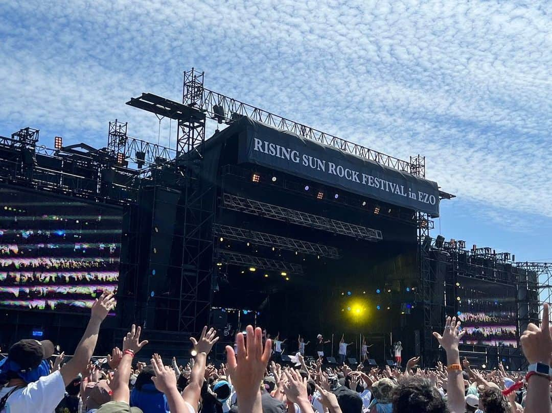 大蔵さんのインスタグラム写真 - (大蔵Instagram)「RISING SUN ROCK FESTIVAL 2023 in EZO 最高の景色でした！ドモアリガット🤙🏽  猛暑の中、盛り上げてくれてる ケツメダンサーズには感謝しかない👏🏽👏🏽👏🏽 🕺Thanks to💃 @abeyan01  @chabovito  @hiro_c.dj_kenou  @ayanosekine  @hikari_wada_  @haluna0707  ドモオツカッレ🙇🏽‍♂️ . #ktm #ケツメイシ #ケツメ #北海道 #ライジングサン #ライジングサンロックフェスティバル  #music #musician #musicislife  #9年ぶりの夏フェス出てます🎤 #1枚目KOHNOさん見切れちゃった #2枚目RYOさんがトークでスベってるとこw #北海道異例の暑さ #自称上半身は仕上がってきた💪🏽 #お客さんの笑顔と元気に助けられました✊🏽 #熱中症大丈夫でしたか？？ #終わって飲んだビールは最高でした🍺 #北海道ピーポーまた遊んでください！ #次は香川モンスターバッシュで🤙🏽 #皆様ドモアリガット🙏🏽」8月13日 19時33分 - ketsume_daizo