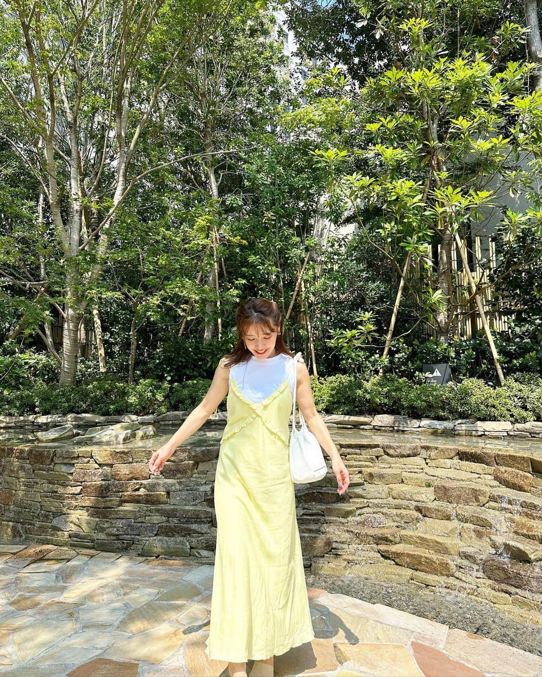 黒田りさのインスタグラム：「👗✨ 夏も毎日ワンピース✌️💛ワンピース大好き人間すぎて、クローゼットがワンピで溢れています🥺  レモンイエローが元気なフリルワンピースかわええ、、！ いろんな合わせ方したいな〜🍋✨  Tops & Dress･･･@searoomlynn_official  Bag･･･@cloudy.tokyo  Sandal･･･ @fray_id  necklace&earring･･･ @seadsmara   #ワンピース#searoomlynn #キャミワンピース#ワンピースコーデ#夏コーデ」