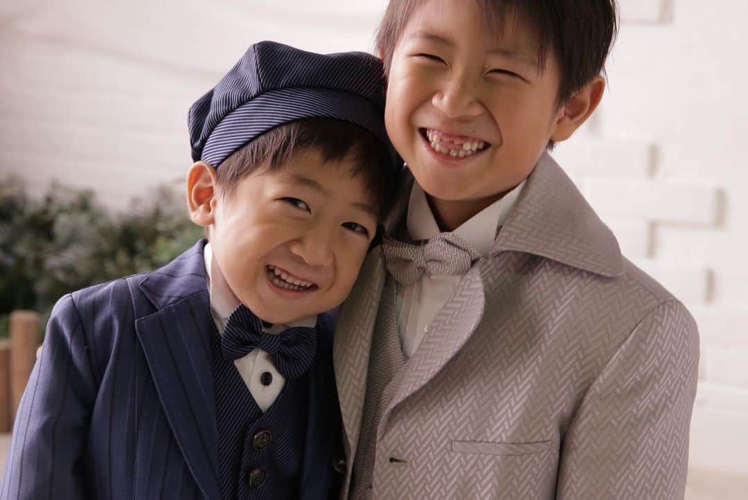 スタジオキャラット 松阪店さんのインスタグラム写真 - (スタジオキャラット 松阪店Instagram)「『だーいすき』 * 優しいお兄ちゃんが大好きで お兄ちゃんと一緒にいたくて お兄ちゃんの真似っこしたくて。 とっても仲良し ーーーーーーーーーーーーーーーーーーーー @caratt.matsusaka  @claire_matsusaka_  photographer_ * *  #スタジオキャラット松阪店  #studiocaratt  #三重フォトスタジオ  #フォトスタジオ  #photostudio  #三重写真館  #松阪フォトスタジオ  #松阪写真館  #写真館   #七五三  #七五三写真 #七五三前撮り #753 #七五三ママ #七五三準備 #七五三○歳」8月13日 19時26分 - caratt.matsusaka