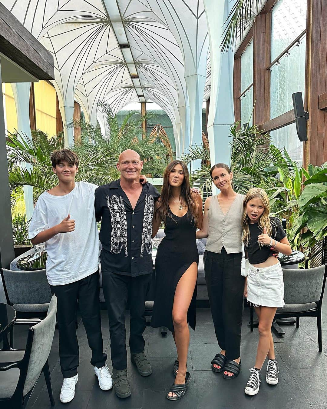 マイケル・クリムのインスタグラム：「Perfect was to celebrate another year. Family, special friends and some delicious food. Thank you for all the messages and birthday wishes today… @michelleowen @stellaklim @roccoklim @merahputihbali #frankieklim」