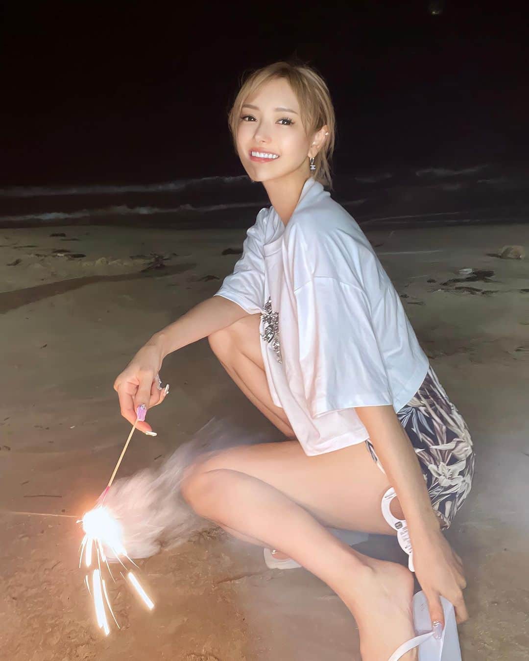 葉月芽生さんのインスタグラム写真 - (葉月芽生Instagram)「夜の海で推しの花火🌊🌃🩵  #ドラえもん」8月13日 19時29分 - mei_hazuki