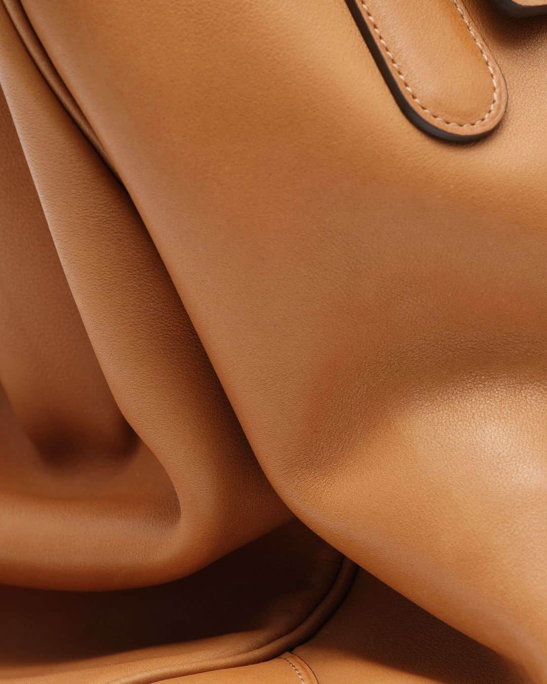 デルボーのインスタグラム：「Dream Calf up close. ⁣ ⁣ The Brillant L’XXL, our weekend-sized version of the iconic silhouette, is crafted from supple, silky Dream Calf leather. Sourced from Switzerland, Dream Calf is defined by its extraordinarily soft hand, which relaxes the Brillant’s typically structured, architectural shape into a roomy, comfortable piece that only gets better with age. ⁣ ⁣ #Delvaux」