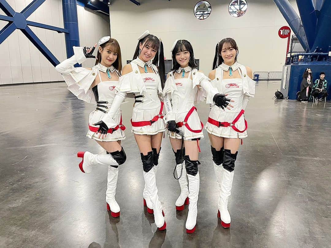 荒井つかさのインスタグラム：「おはようございます！  テキサスで開催中の @animematsuri 🤍 ミクサポ4人もサイン会や、 撮影会をさせて頂いてます🙋🏻‍♀️  色んなアニメのお店があったり、 声優さんやロックバンドの出演も あったり一日中飽きないイベントです🤭  昨日の夜は、 イベントホールがクラブになってたそうで、、🔥 凄いよね〜！！  明日でAnimeMatsuriラストです！ 楽しんでくるよ〜🫶🏻🫶🏻  #AnimeMatsuri #AnimeMatsuri2023 #Texas #Houston #Anime #cosplay #fightgsr #goodsmileracing #racingmiku #hatsunemiku」