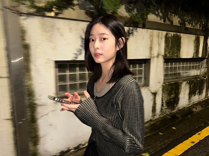 キム・ミンジュのインスタグラム：「머리 잘랐어요😺」