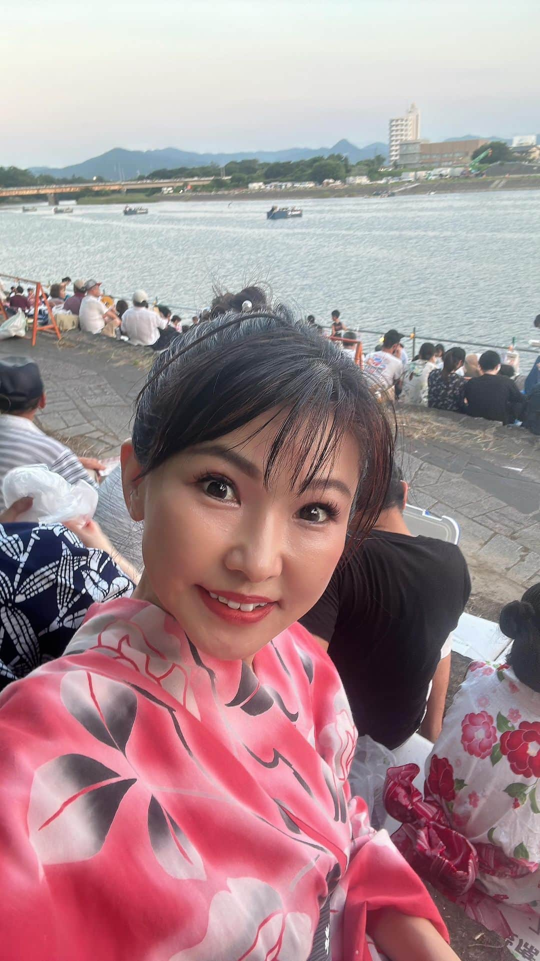 Maya Shiraiのインスタグラム：「4年振りの花火大会✨✨ ほんとにほんとに綺麗で感動🥹  花火ってこんなに美しいものだったんだって改めて花火大会が行われ、 私も子供たちも喜ばせてもらったことに感謝します🥰  夏になると当たり前にあった事がこんなに素晴らしく、美しく、本当有難い気持ちでいっぱいな花火大会でした✨✨  浴衣ずいぶんと買ってなくて、 大昔に祖母に買ってもらった浴衣を着たよ☺️💓 ピンクだけどね💦  今年は沢山花火見たいな💓  #花火大会 #花火#花火師さんありがとう#花火🎆」